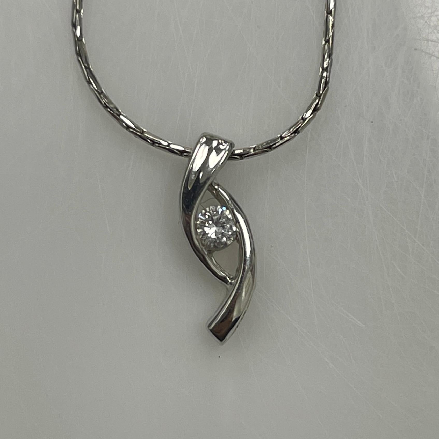Elegant Diamond and White Gold Pendant In New Condition For Sale In New York, NY
