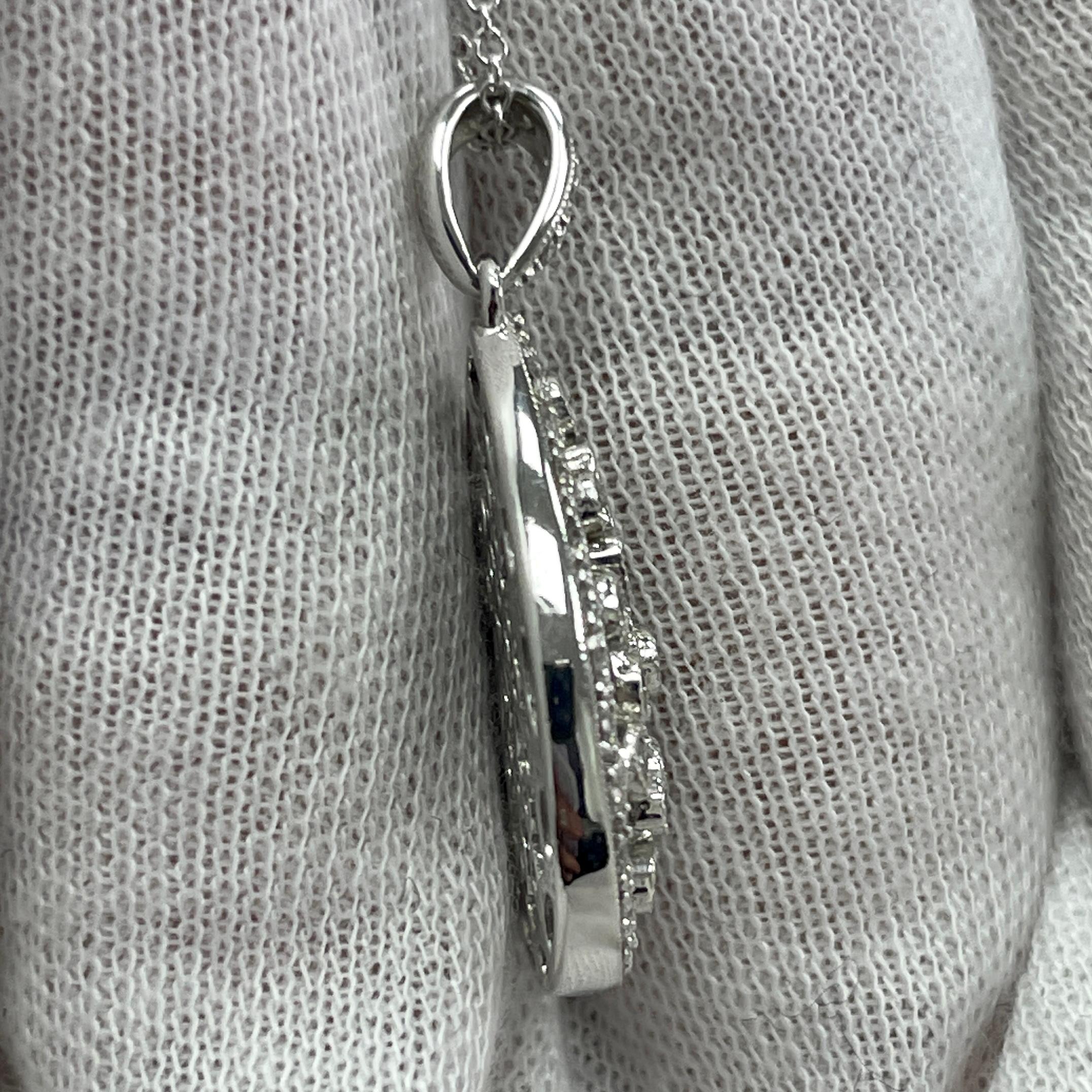Elegant Diamond and White Gold Pendant In New Condition For Sale In New York, NY