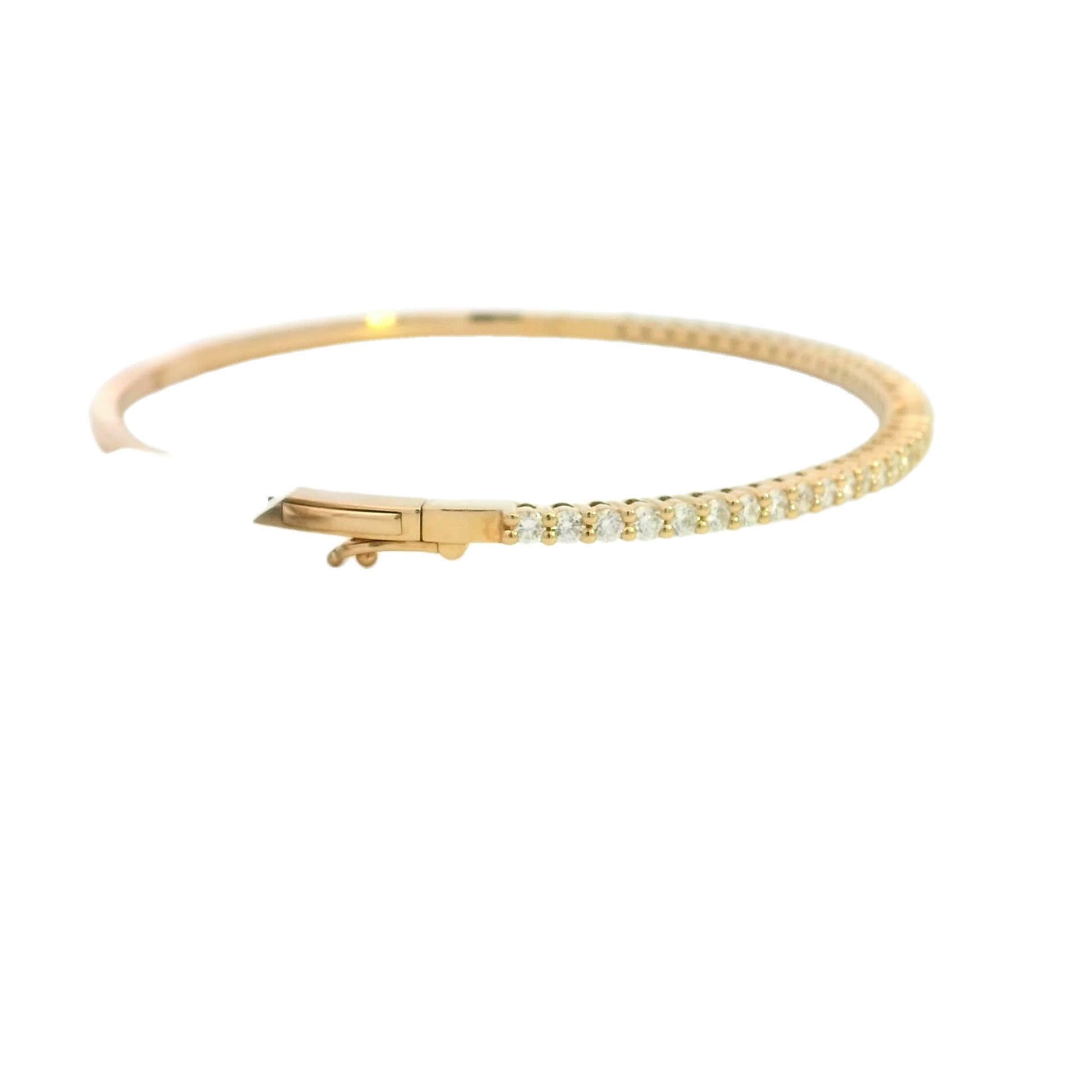 Esta exquisita pulsera de diamantes es un testimonio de elegancia atemporal. Elaborada con precisión, presenta una delicada banda adornada con brillantes diamantes que captan la luz maravillosamente. Perfecta para cualquier ocasión, esta pulsera