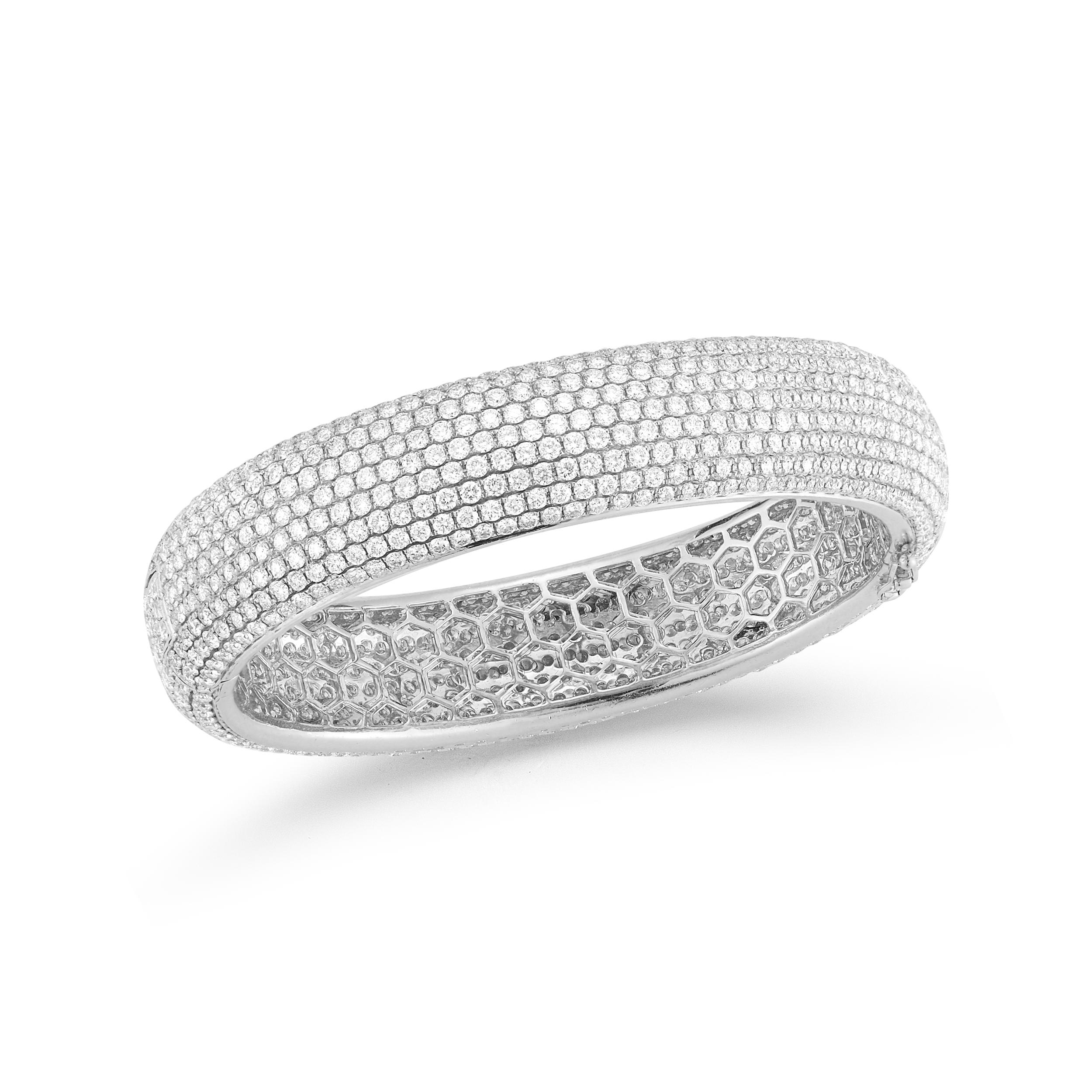 Élégant bracelet de diamants en or 18k blanc ou jaune. Chacune est sertie de 23,88 carats de diamants ronds, de couleur F/G et de pureté VS. Peut être porté comme empilable comme indiqué sur la photo.