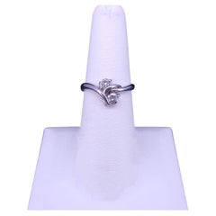 Elegant anneau de contournement en diamant avec deux pierres rondes