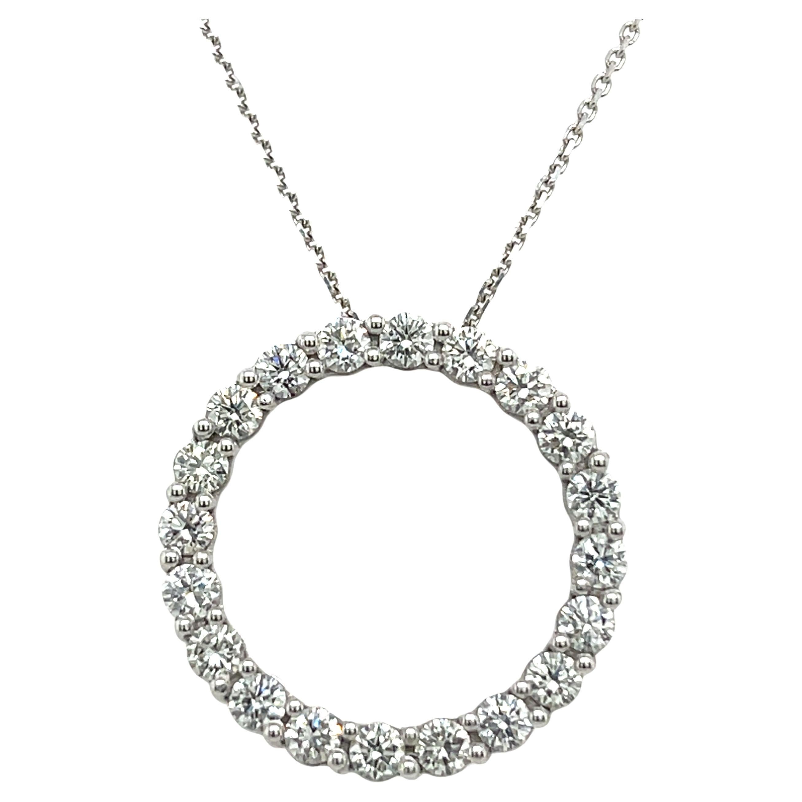 Un elegante colgante Círculo de la Vida elaborado en oro blanco de 18 ct, 

bellamente adornado con brillantes diamantes redondos. 

Un diseño atemporal que simboliza la eternidad y la unidad.



Longitud de la cadena: 18
Peso total: 5,2 g
Peso