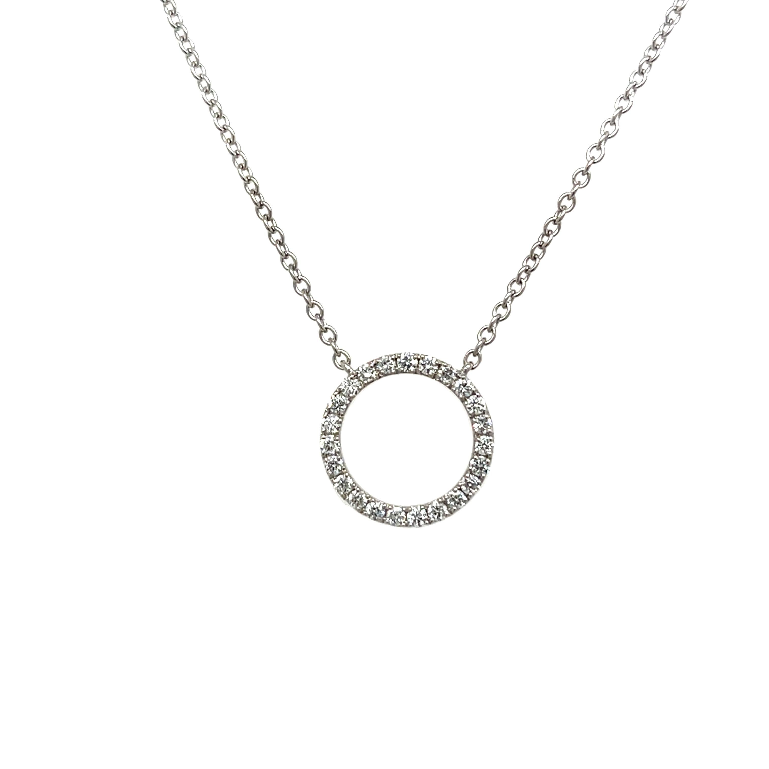 Ein eleganter Circle of Life-Anhänger aus 9 Karat Weißgold, der mit 0,25 Karat funkelnden, runden Naturdiamanten verziert ist. Ein zeitloses Design, das Ewigkeit und Einigkeit symbolisiert.

Kettenlänge: 18