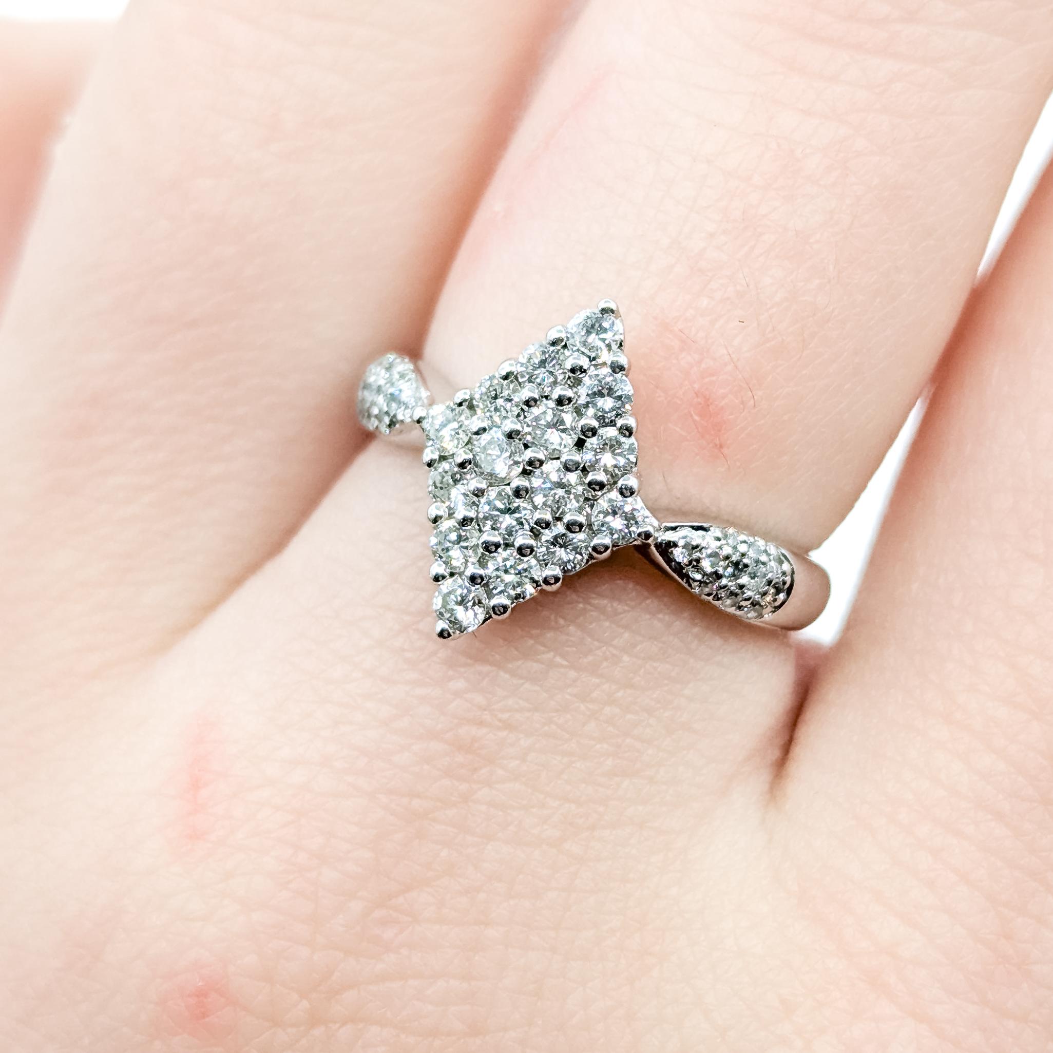 Elegant Diamond Cluster Ring in 14k White Gold (Rundschliff) im Angebot