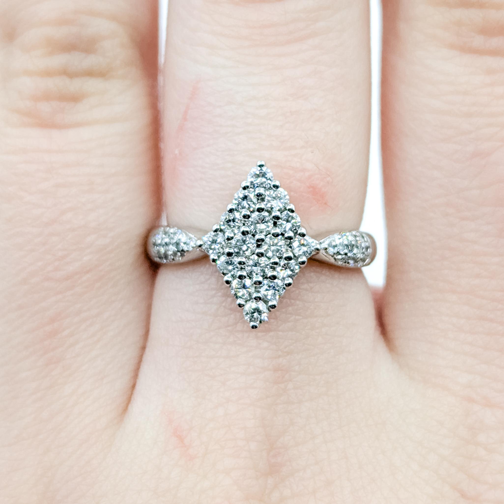 Elegant Diamond Cluster Ring in 14k White Gold im Zustand „Hervorragend“ im Angebot in Bloomington, MN