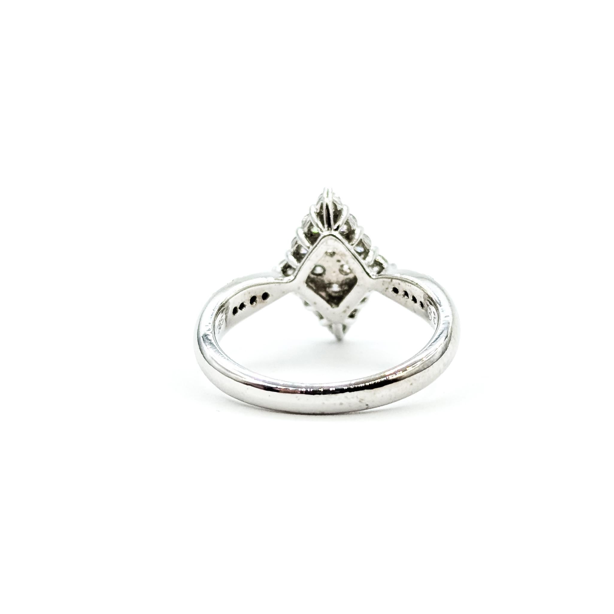 Elegant Diamond Cluster Ring in 14k White Gold im Angebot 2