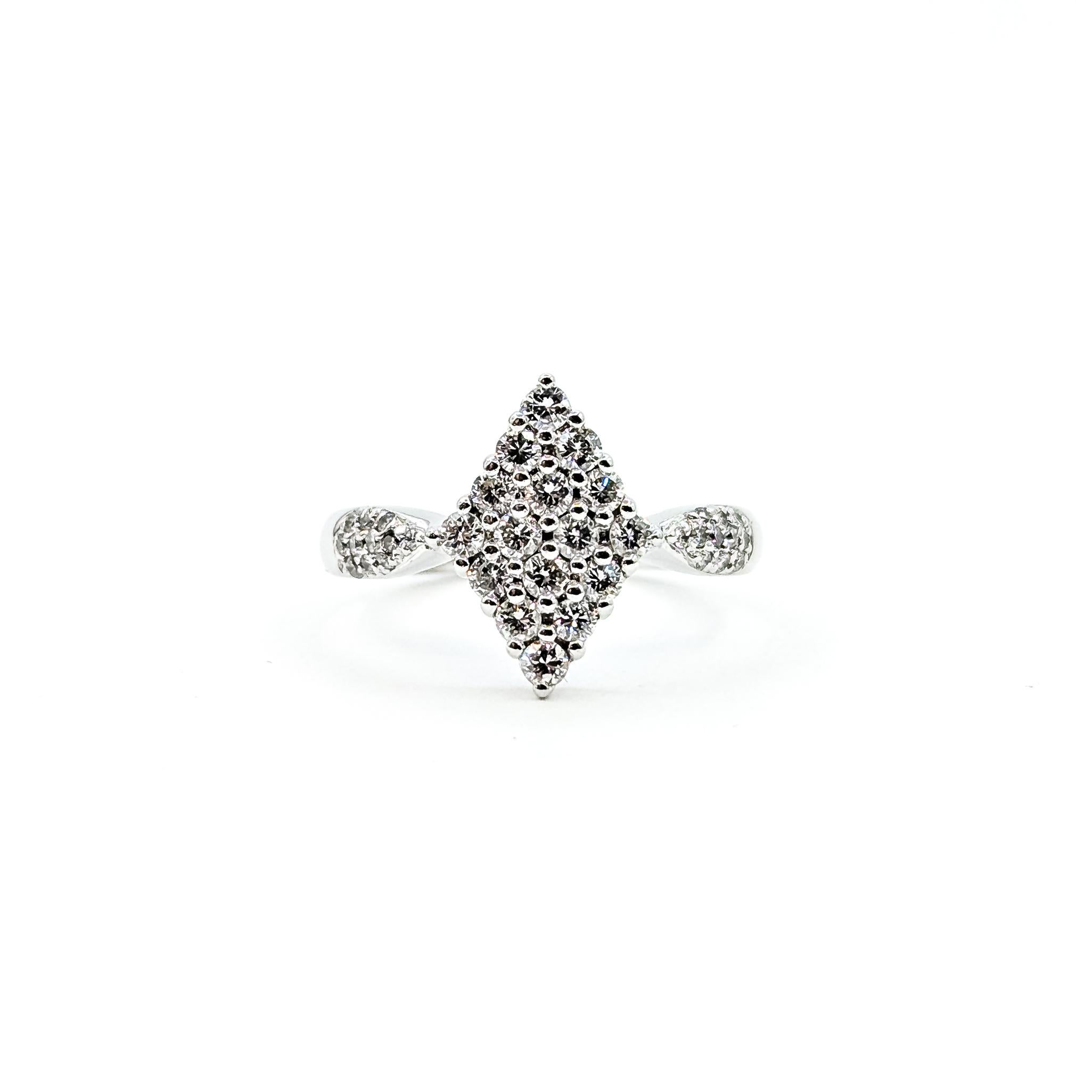 Elegant Diamond Cluster Ring in 14k White Gold im Angebot