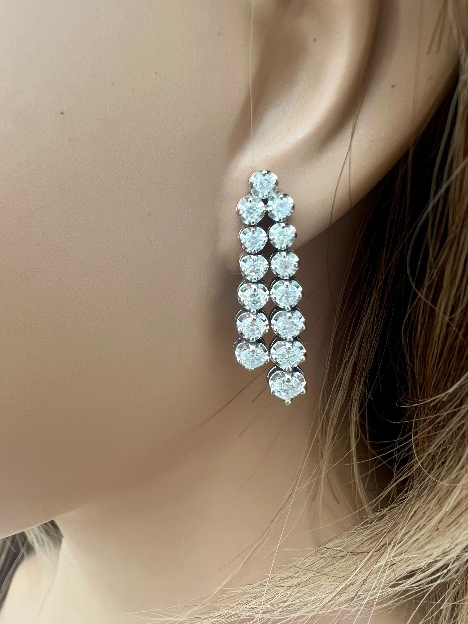 Questi splendidi orecchini a goccia con diamante naturale da 2,90 carati sono l'aggiunta ideale a qualsiasi outfit. Sono un'aggiunta essenziale alla tua collezione di gioielli grazie al loro design a cascata sapientemente realizzato, che brilla a