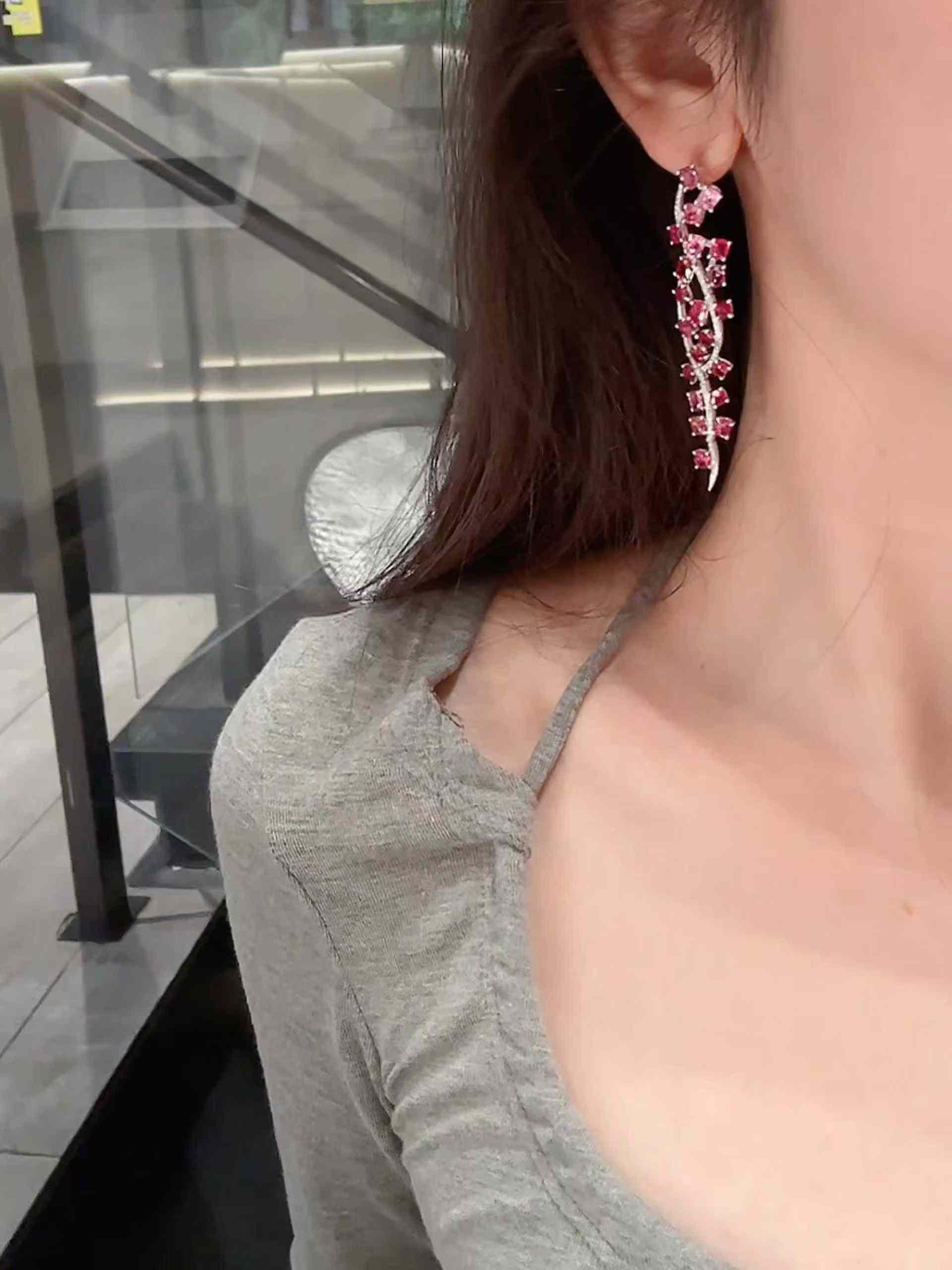 Elegant Diamond Drop Spinel Earrings in 18K White Gold in vendita 1