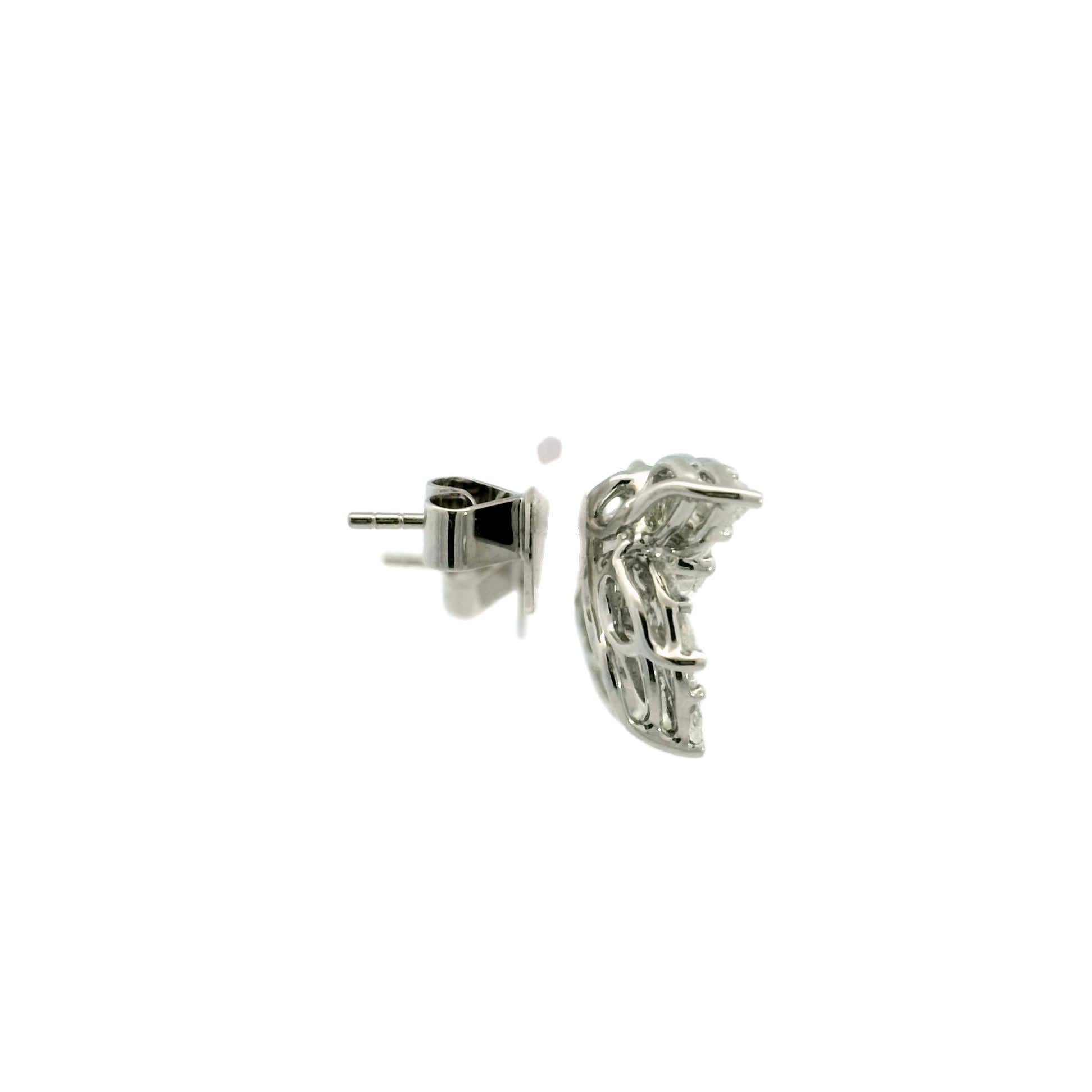 Ces exquises boucles d'oreilles fleurs en diamant témoignent d'une élégance et d'une sophistication intemporelles. Chaque boucle d'oreille présente un superbe arrangement de diamants étincelants, méticuleusement sertis pour former un délicat motif