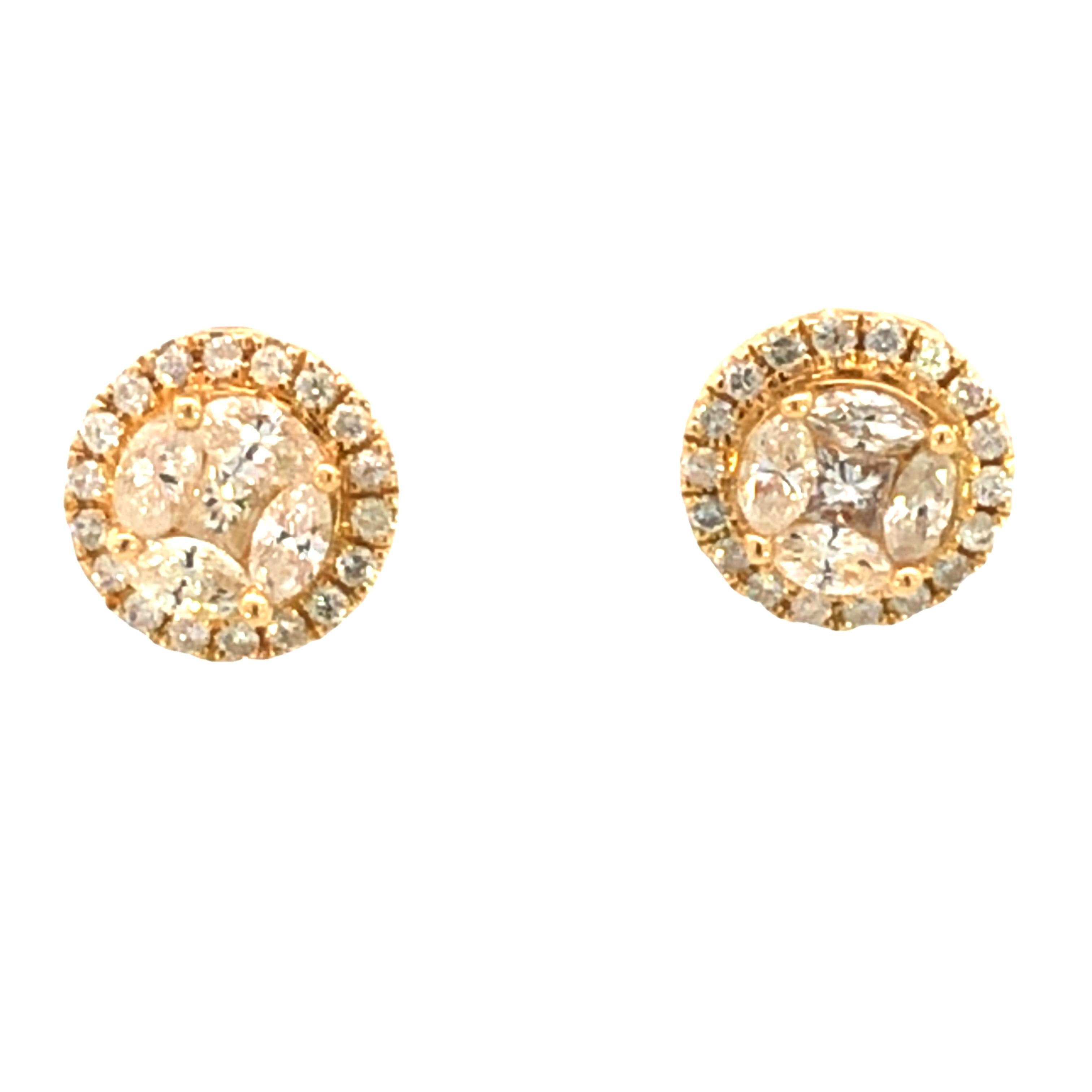 Ajoutez une touche d'élégance intemporelle à votre collection de bijoux avec ces exquises boucles d'oreilles halo en diamant. Réalisée en or jaune luxueux, chaque boucle d'oreille est ornée d'une superbe grappe de diamants de taille mixte au centre,
