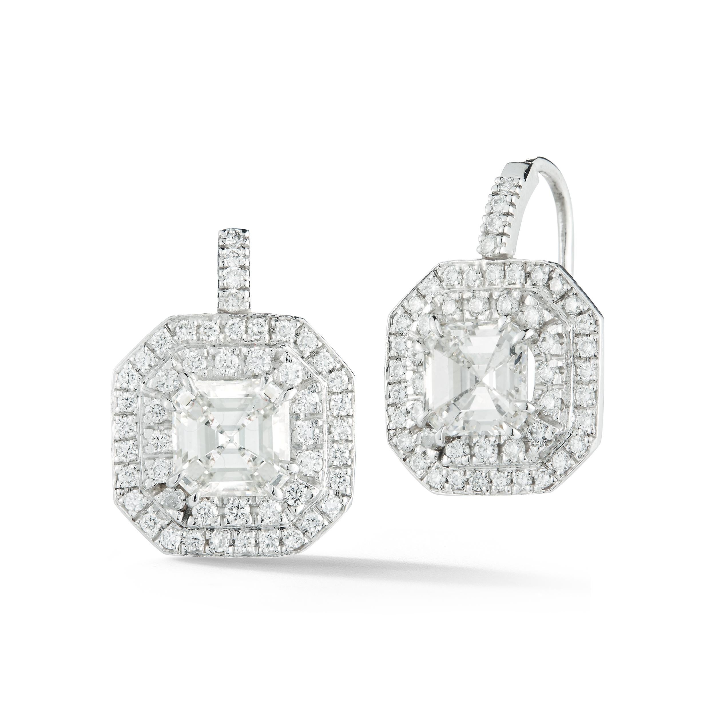 Elegante Diamant-Hängeohrringe aus Platin, in der Mitte mit zwei Diamanten im Asscher-Schliff mit einem Gewicht von 2,06 Karat, quadratischen Diamanten mit einem Gewicht von 0,15 Karat und runden Diamanten mit einem Gewicht von 0,43 Karat besetzt.