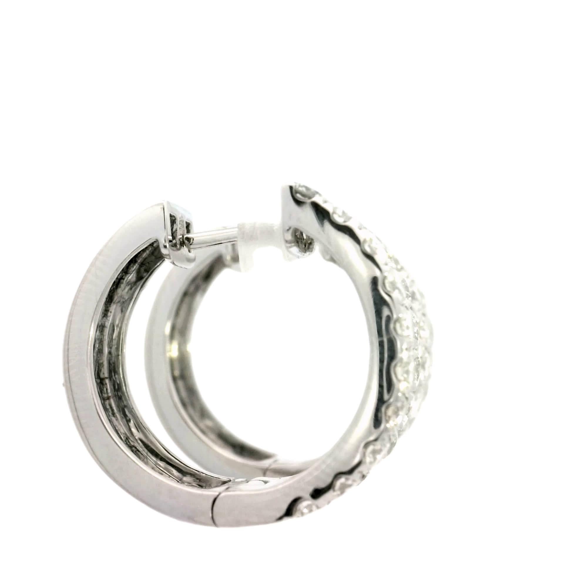 Scopri il fascino di questi splendidi orecchini a cerchio con diamanti, pensati per elevare qualsiasi outfit. Realizzati con precisione, presentano un'abbagliante disposizione di diamanti rotondi e a baguette che catturano la luce in modo