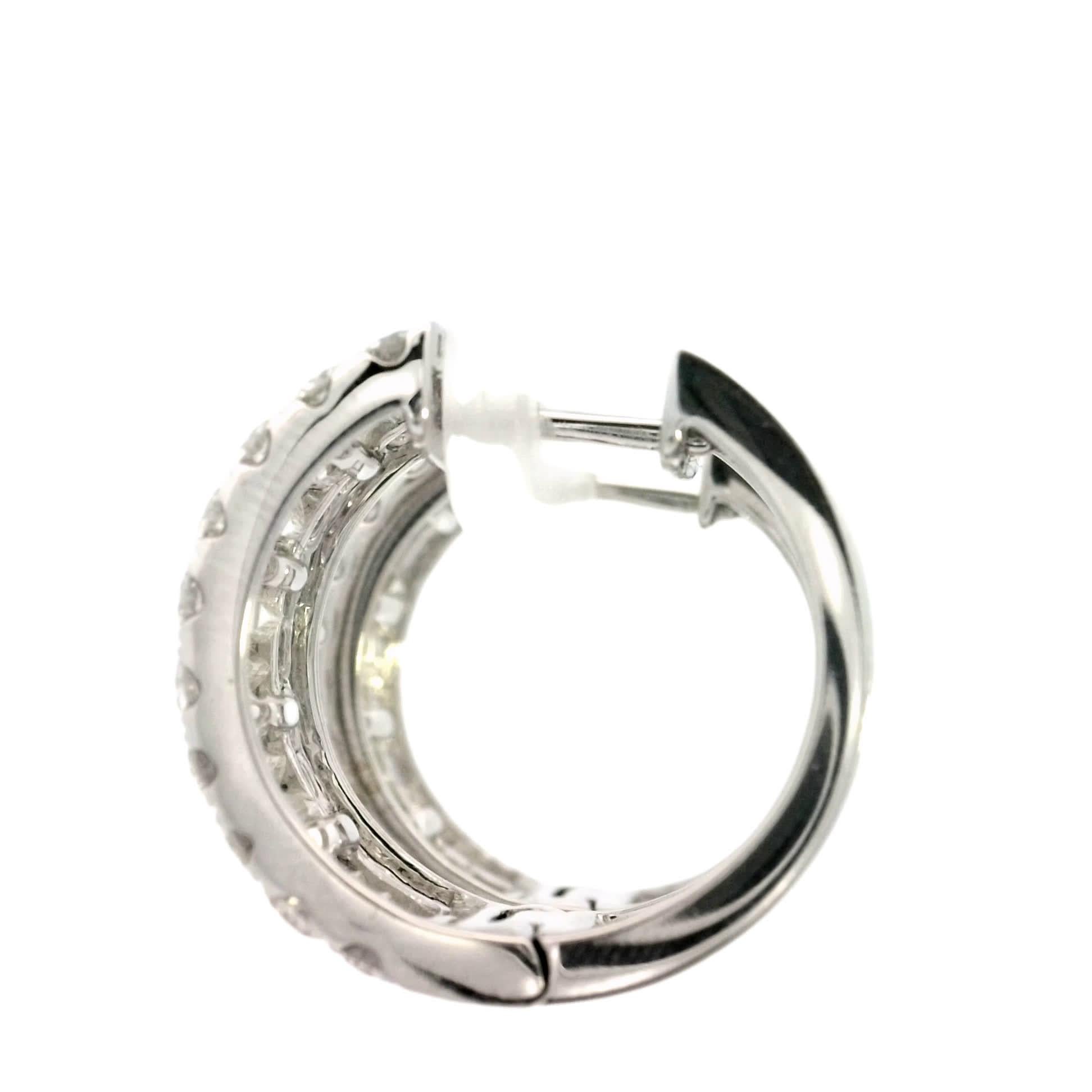 Eleganti orecchini a cerchio con diamanti In condizioni Nuovo in vendita a Great Neck Plaza, NY