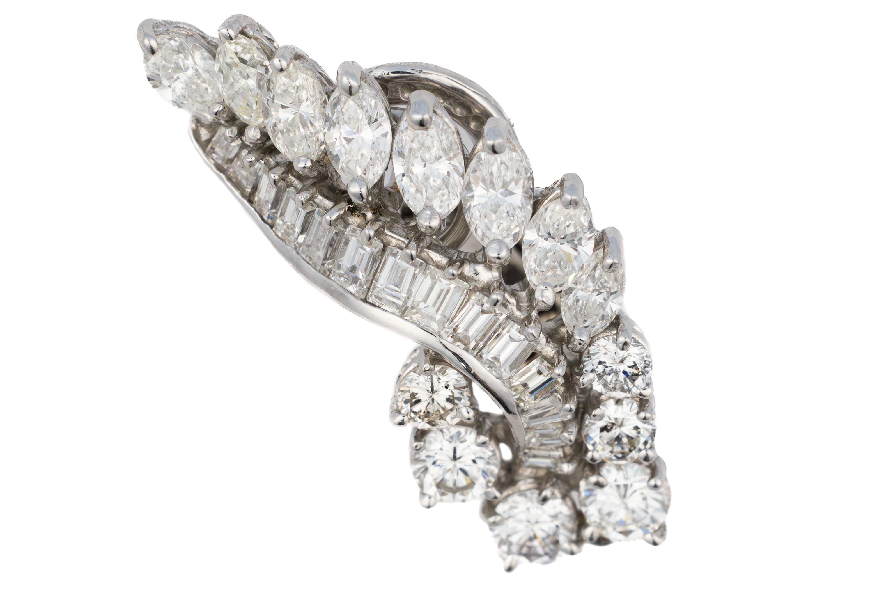 Elegance - Boucles d'oreilles avec motif de feuilles en diamant

Une exquise paire de boucles d'oreilles en diamant vintage, réalisées en or blanc 18 carats, présentant un motif de feuille époustouflant qui respire la grâce et la sophistication. Ces