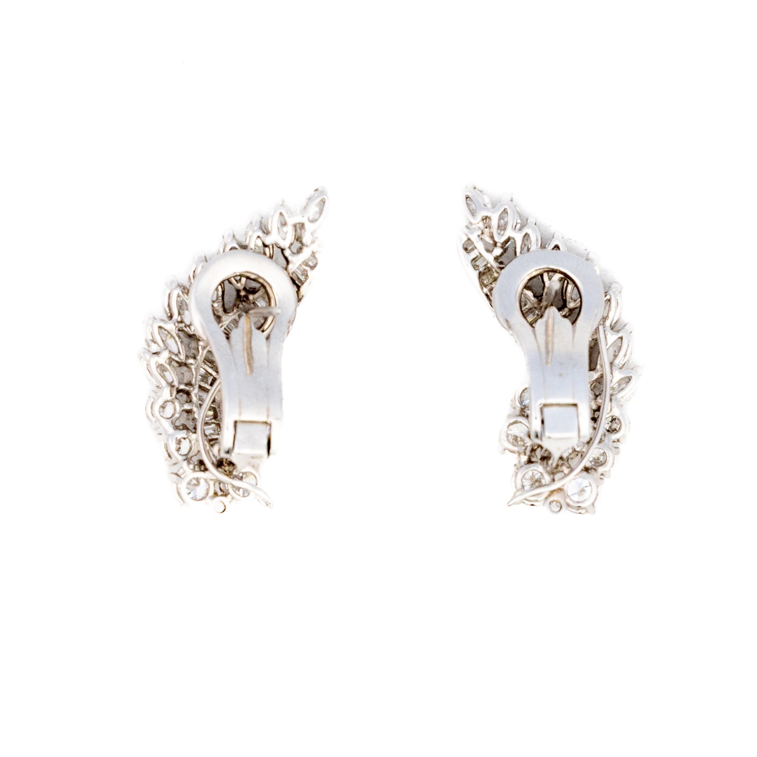 Rétro Elegance - Boucles d'oreilles avec motif de feuilles en diamant en vente