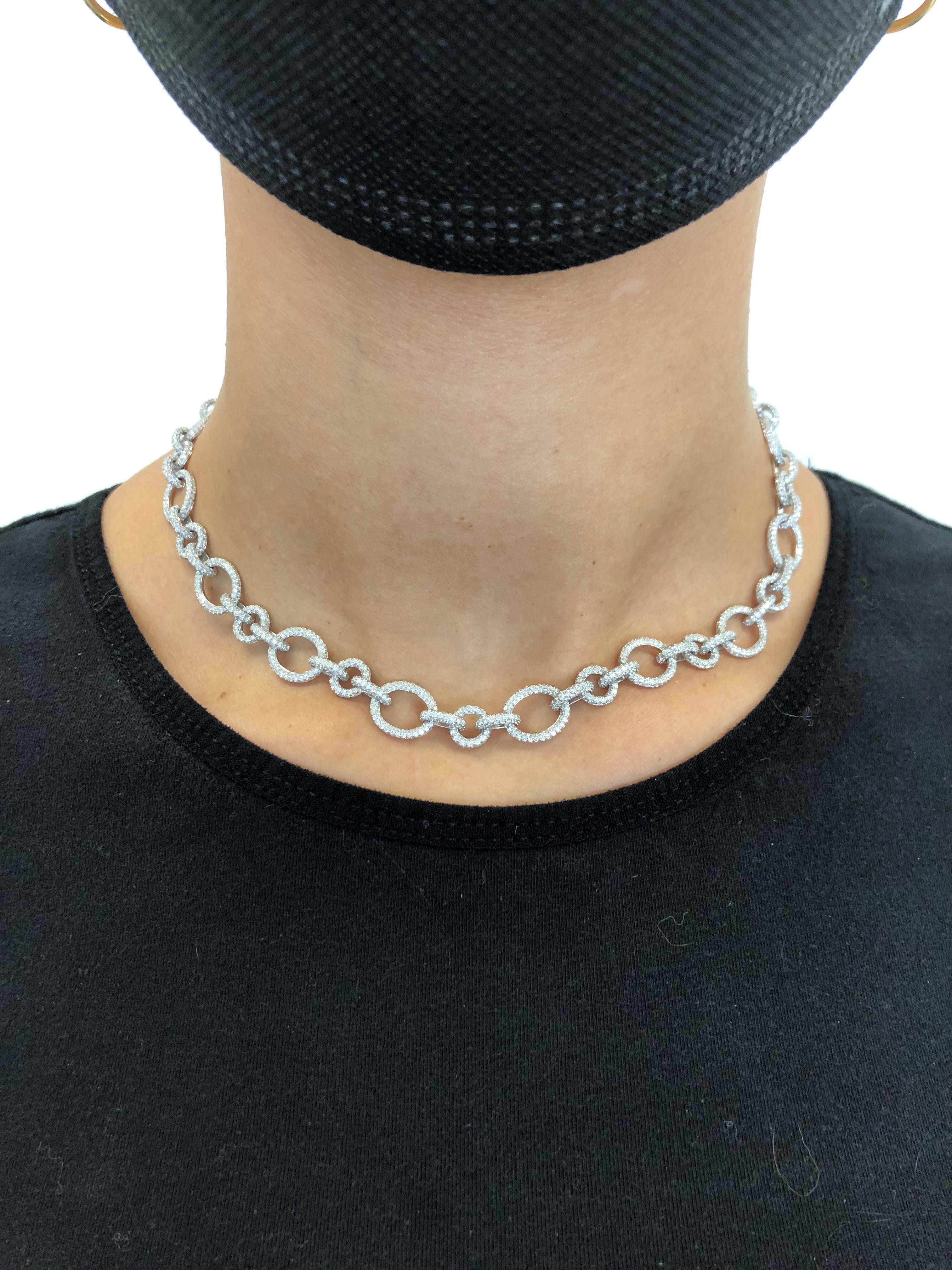 Collier à maillons élégant en or blanc et diamants en vente 4