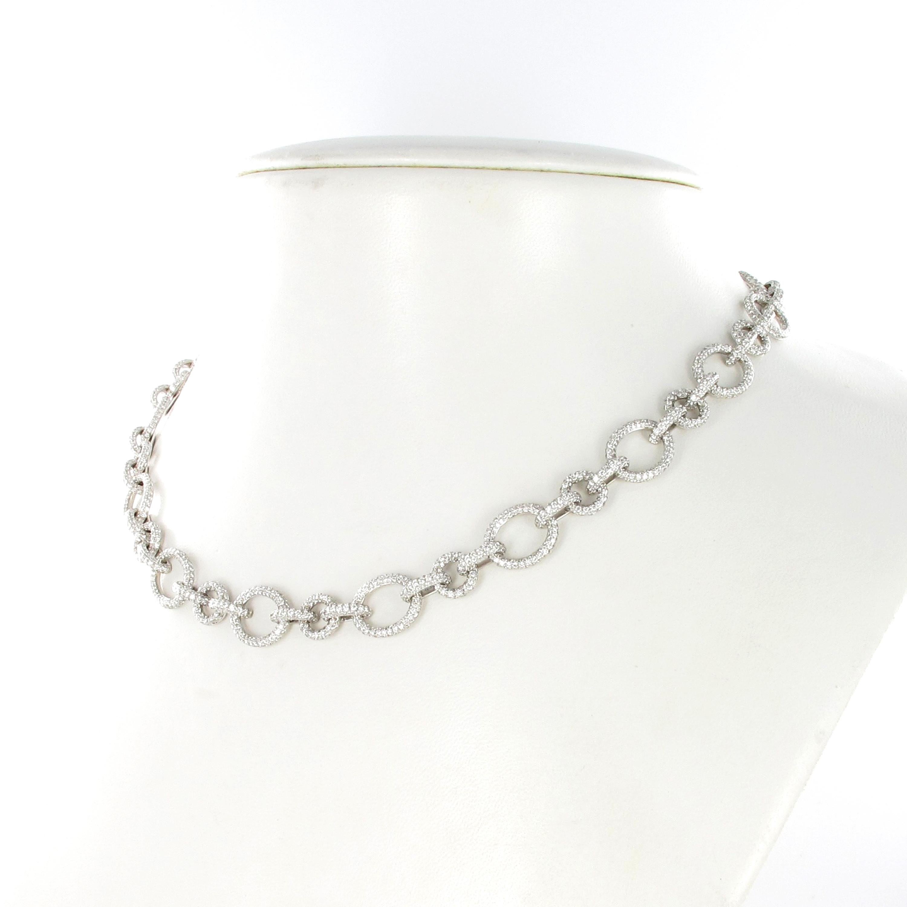 Collier à maillons en diamant très fin et élégant, réalisé en or blanc 18 carats. 
Des éléments ovales et ronds reliés alternativement par des maillons en forme de demi-lune. Toutes les parties sont serties en micropavé avec un total de 3884