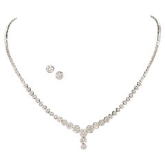 Elegantes Set aus Diamant-Halskette und -Ohrringen in Weißgold