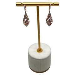 Elegantes pendientes colgantes de oro rosa de 14 quilates con motivo de concha y hojas de diamantes pavé