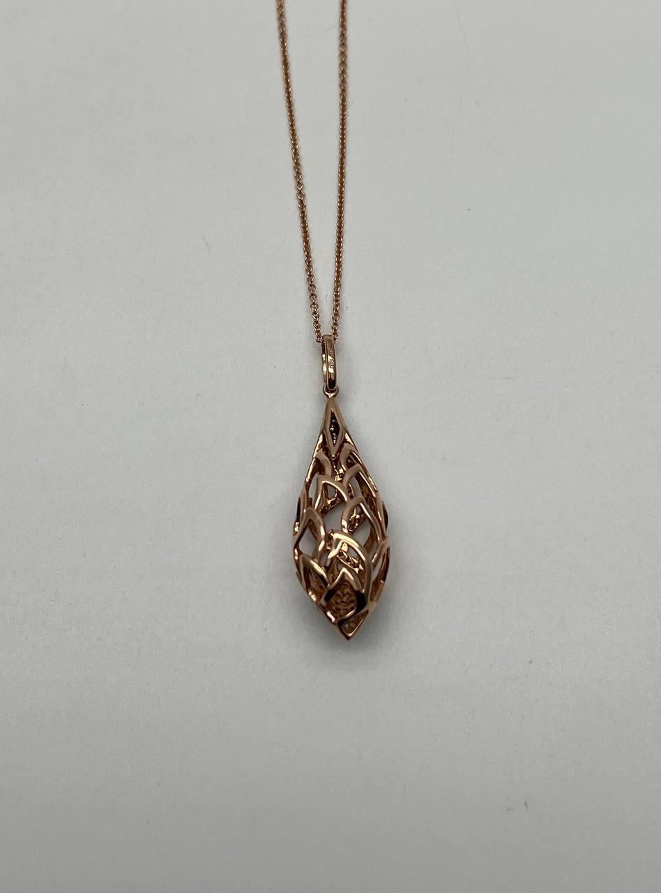 Taglio misto Eleganza: collana con ciondolo in oro rosa 14 carati con pavé di diamanti e motivo a conchiglia. in vendita