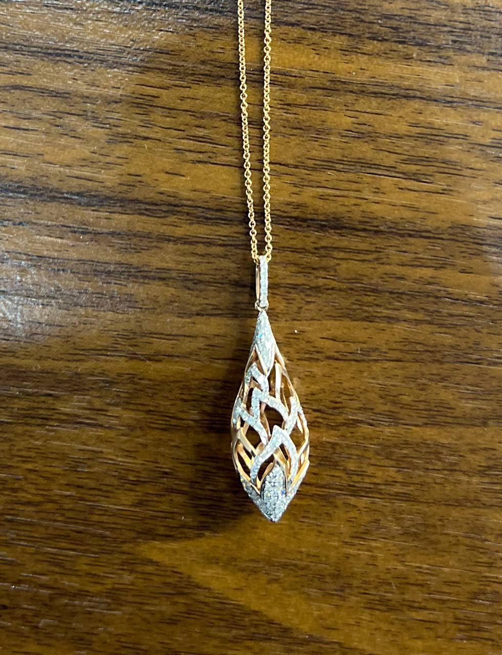 Eleganza: collana con ciondolo in oro rosa 14 carati con pavé di diamanti e motivo a conchiglia. In condizioni Nuovo in vendita a Oakton, VA