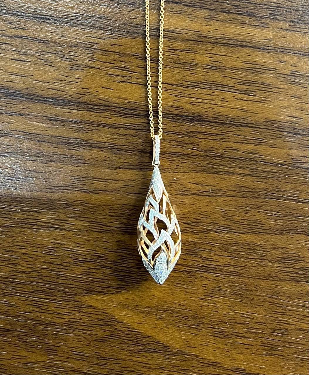 Donna Eleganza: collana con ciondolo in oro rosa 14 carati con pavé di diamanti e motivo a conchiglia. in vendita