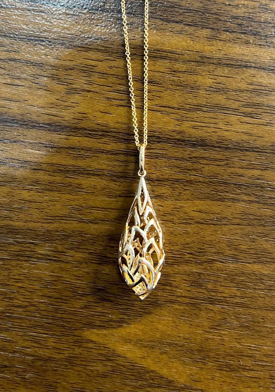 Eleganza: collana con ciondolo in oro rosa 14 carati con pavé di diamanti e motivo a conchiglia. in vendita 1