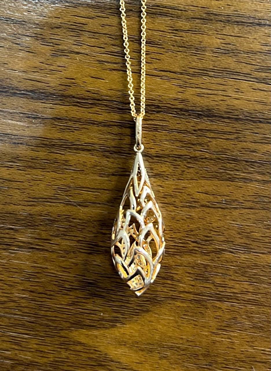 Eleganza: collana con ciondolo in oro rosa 14 carati con pavé di diamanti e motivo a conchiglia. in vendita 2