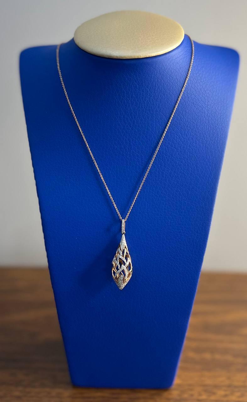 Eleganza: collana con ciondolo in oro rosa 14 carati con pavé di diamanti e motivo a conchiglia. in vendita 3