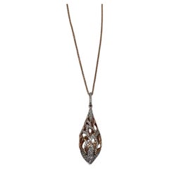 Elegante collar colgante de oro rosa de 14 quilates con motivos de conchas de hojas de diamantes pavé