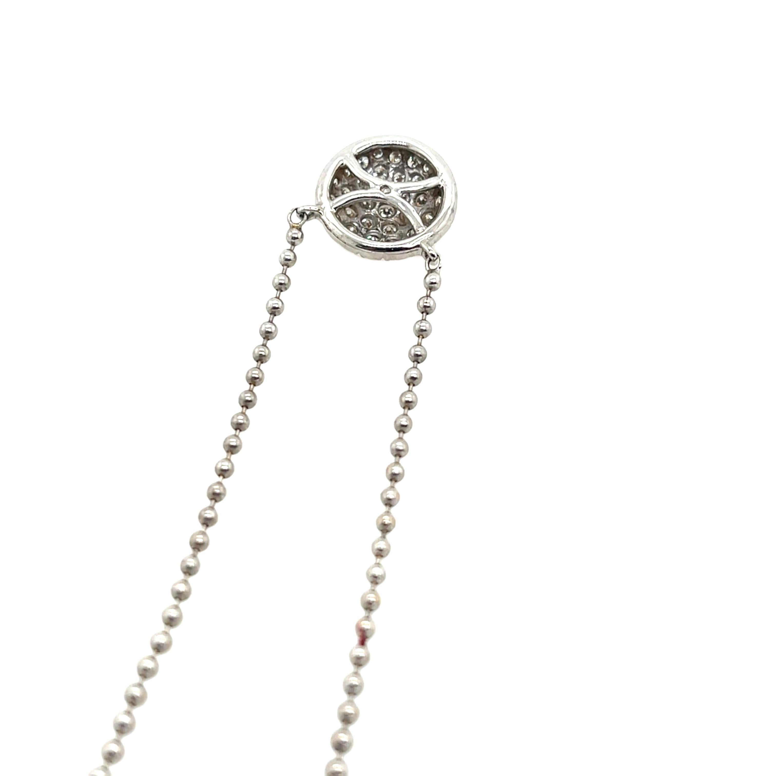 Questo splendido pendente è impreziosito da diamanti scintillanti. 
e realizzato in oro bianco 14ct. È sospeso a una delicata catena di perline da 16 pollici, anch'essa in oro bianco 14ct, che offre un look raffinato e sofisticato. 
Un pezzo senza