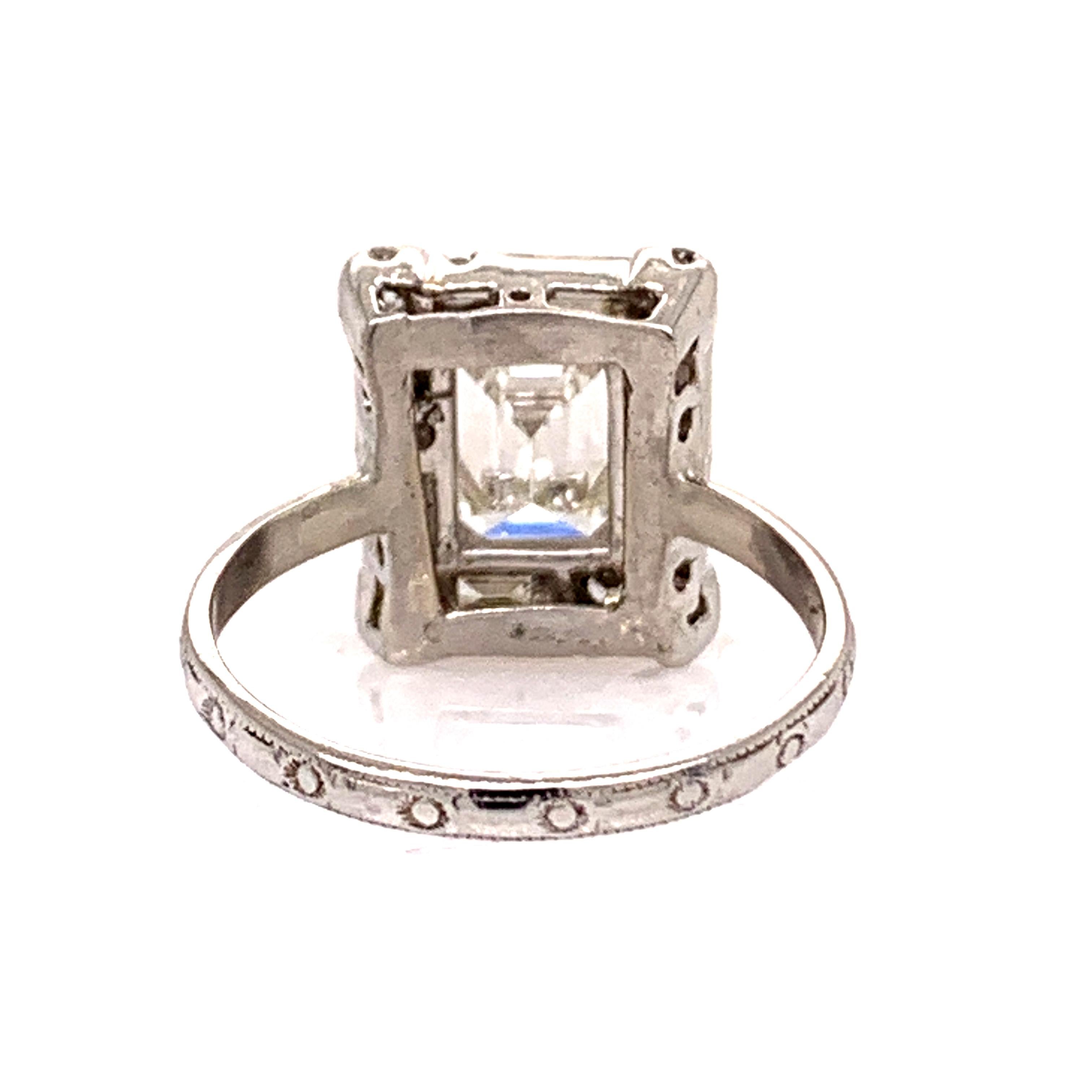 Eleganter und fesselnder Diamantring im Smaragdschliff, umrahmt von einer Bordüre aus abwechselnd runden und Baguette-Diamanten.  Der Diamant im Smaragdschliff hat einen Durchmesser von 2,19 Karat und ist mit der Farbe I und der Reinheit SI1
