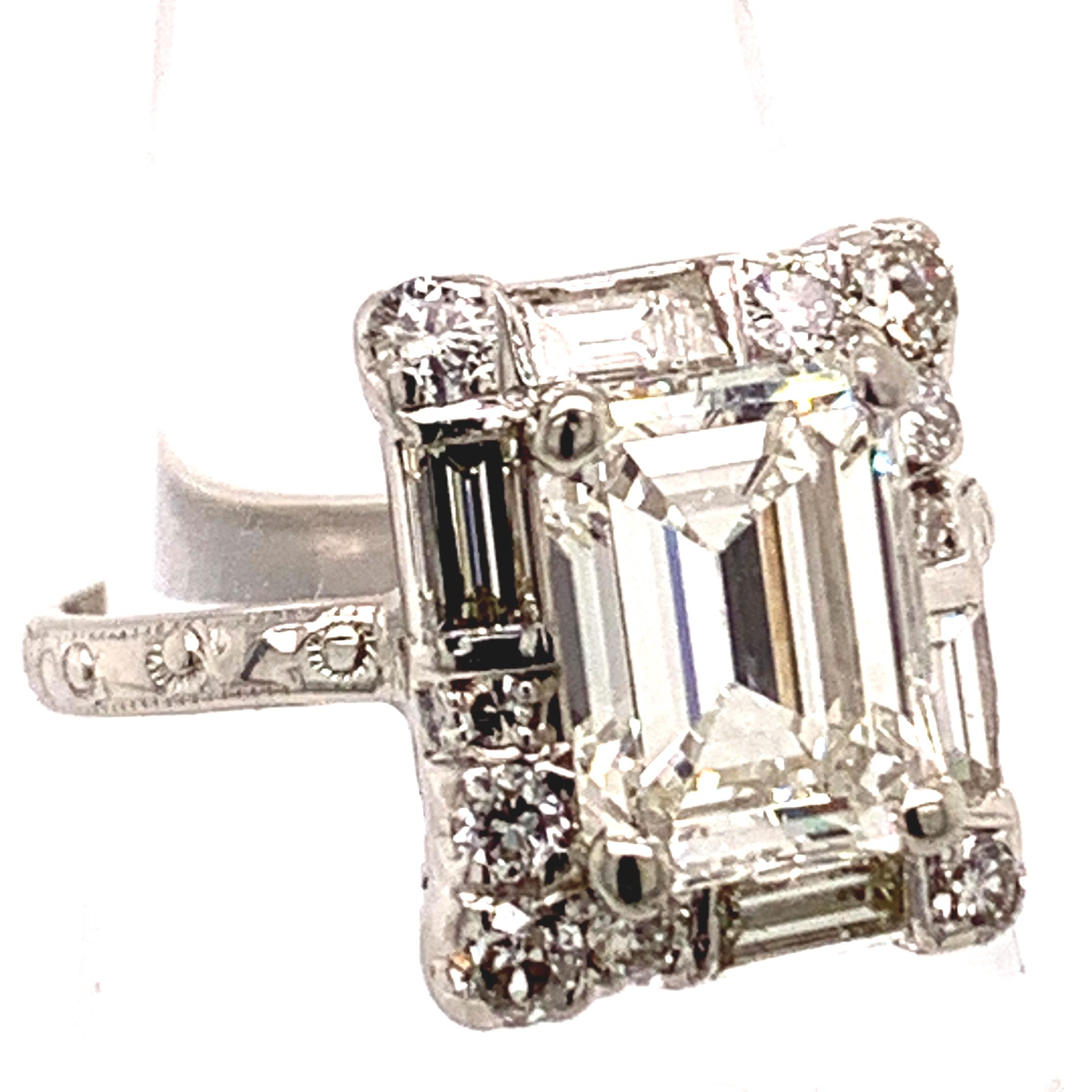 Verlobungsring aus Platin mit Diamanten (Smaragdschliff) im Angebot