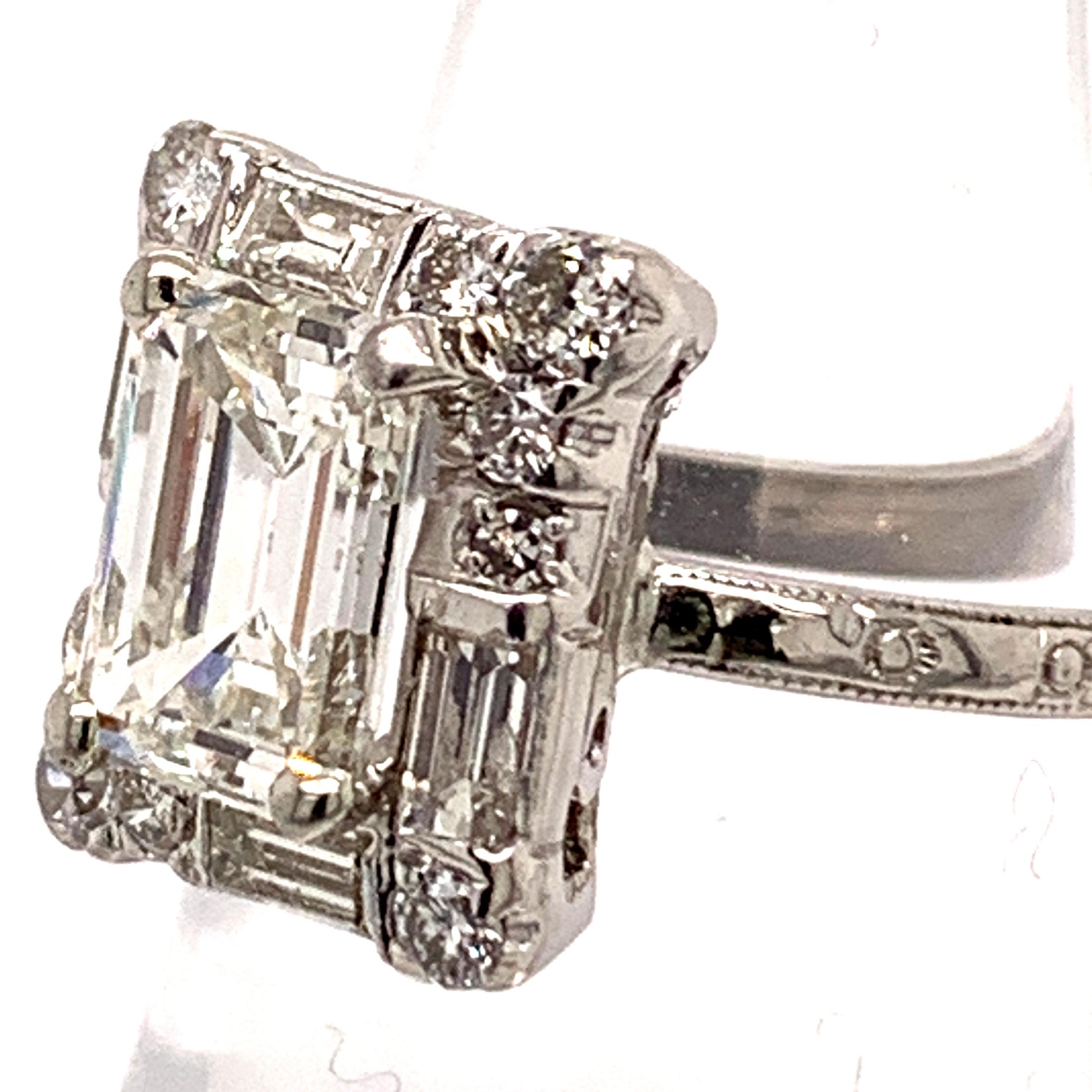 Verlobungsring aus Platin mit Diamanten im Zustand „Gut“ im Angebot in New York, NY
