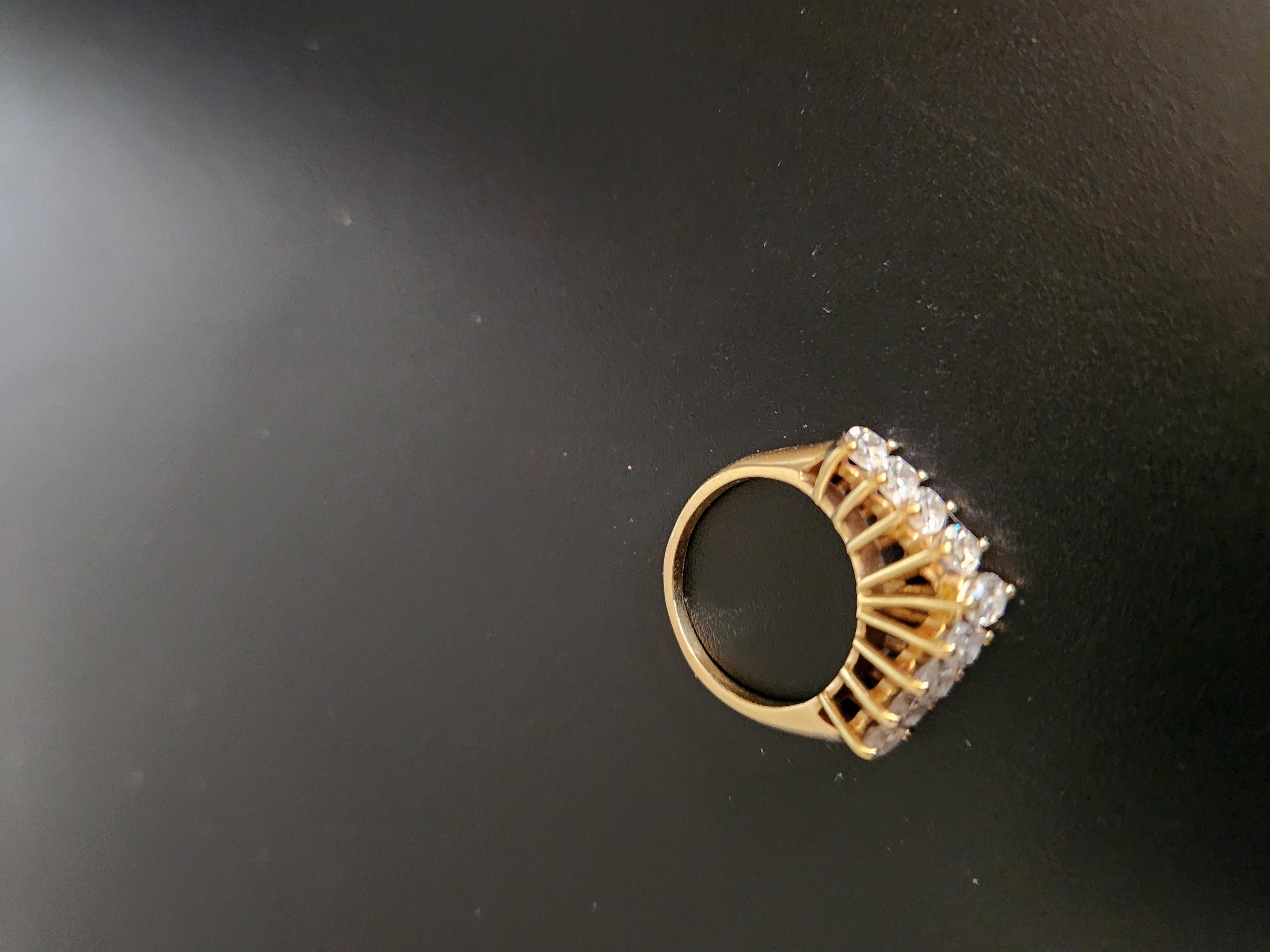 Moderne Elegant Diamond Pyramid Wedding Band Ring High Profile (anneau de mariage pyramidal en diamant) en vente