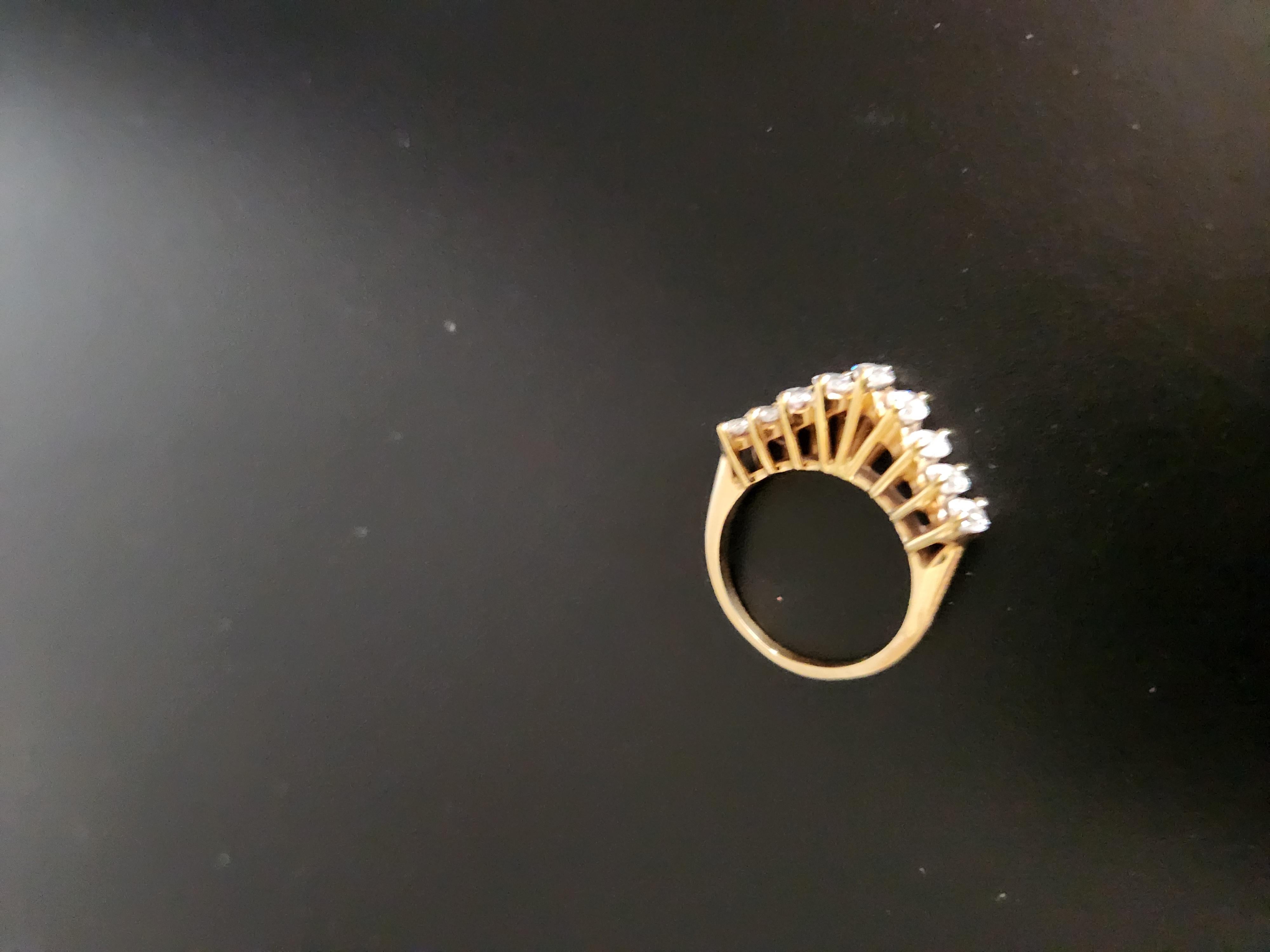 Elegant Diamond Pyramid Wedding Band Ring High Profile (anneau de mariage pyramidal en diamant) Bon état - En vente à Chula Vista, CA