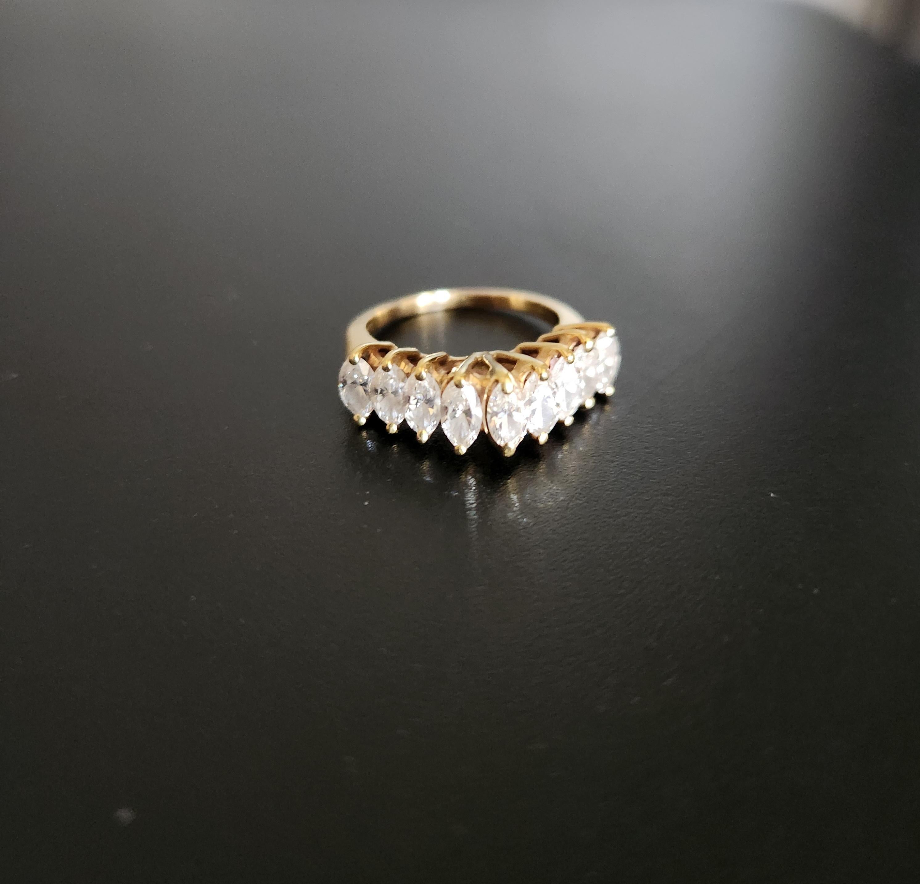 20ième siècle Elegant Diamond Pyramid Wedding Band Ring High Profile (anneau de mariage pyramidal en diamant) en vente