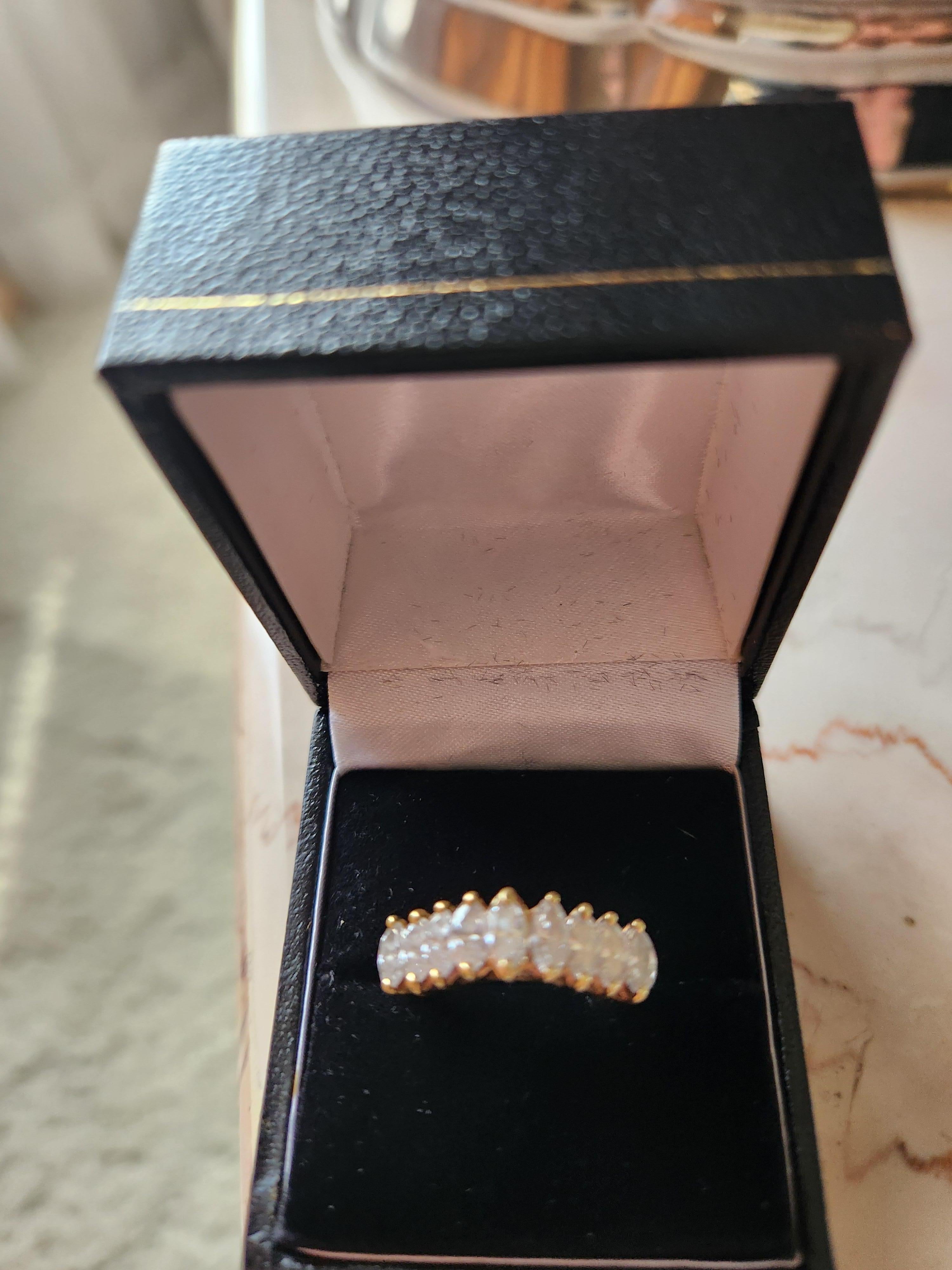 Elegant Diamond Pyramid Wedding Band Ring High Profile (anneau de mariage pyramidal en diamant) en vente 1