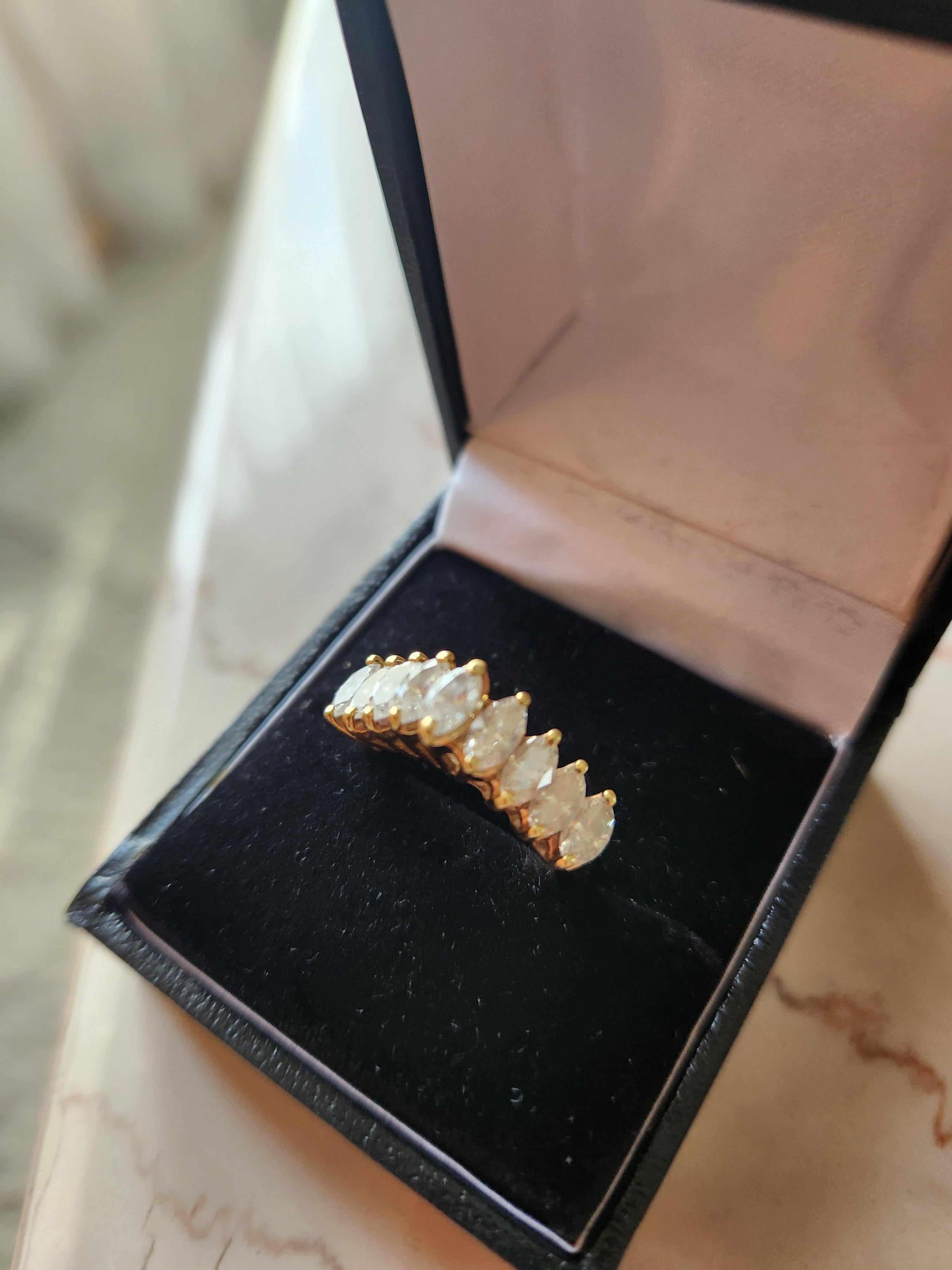 Elegant Diamond Pyramid Wedding Band Ring High Profile (anneau de mariage pyramidal en diamant) en vente 2