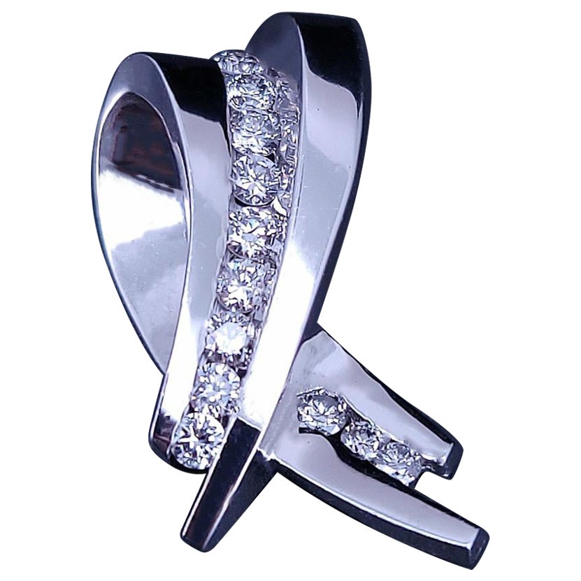 Elegante ciondolo a goccia con nastro di diamanti in oro bianco 14K in vendita