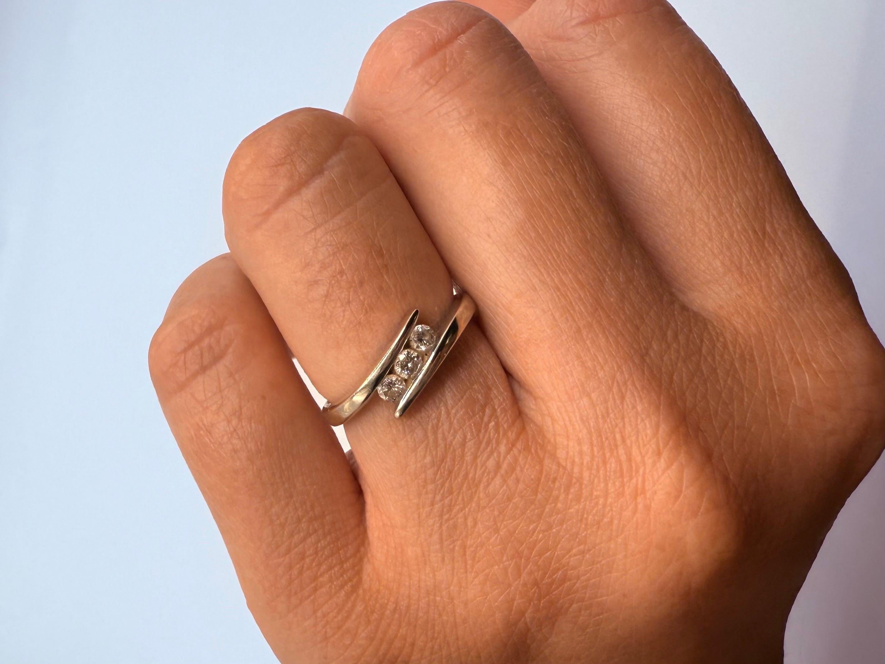 Magnifique bague de tous les jours en or 10KT, composée de trois diamants symbolisant le passé, le présent et l'avenir. Cette bague est bien faite avec des diamants de pureté SI et de couleur G totalisant 0,30 carats.

**Tous les articles quittent