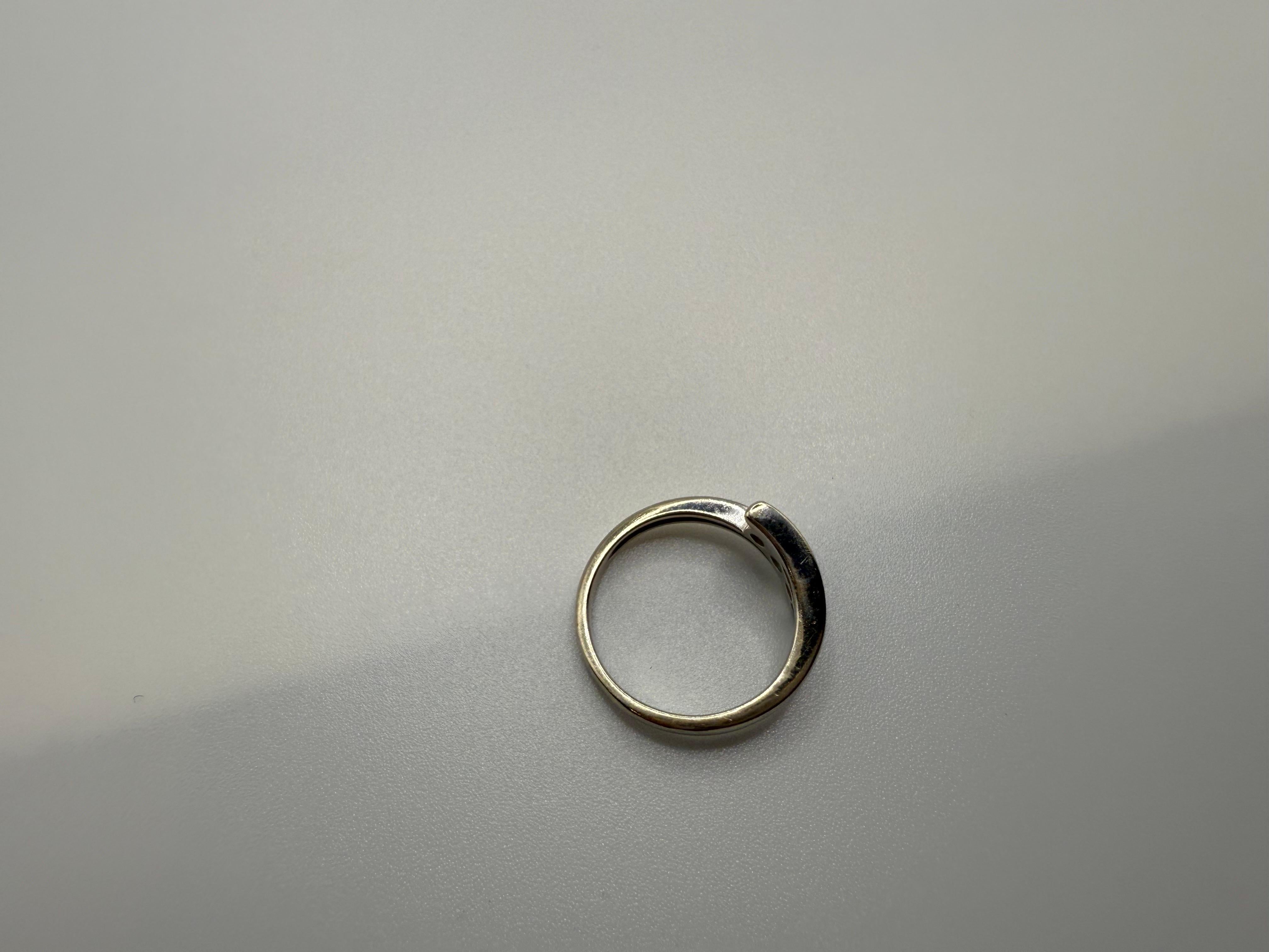 Elegant Bague en diamant or 10KT Neuf - En vente à Boca Raton, FL