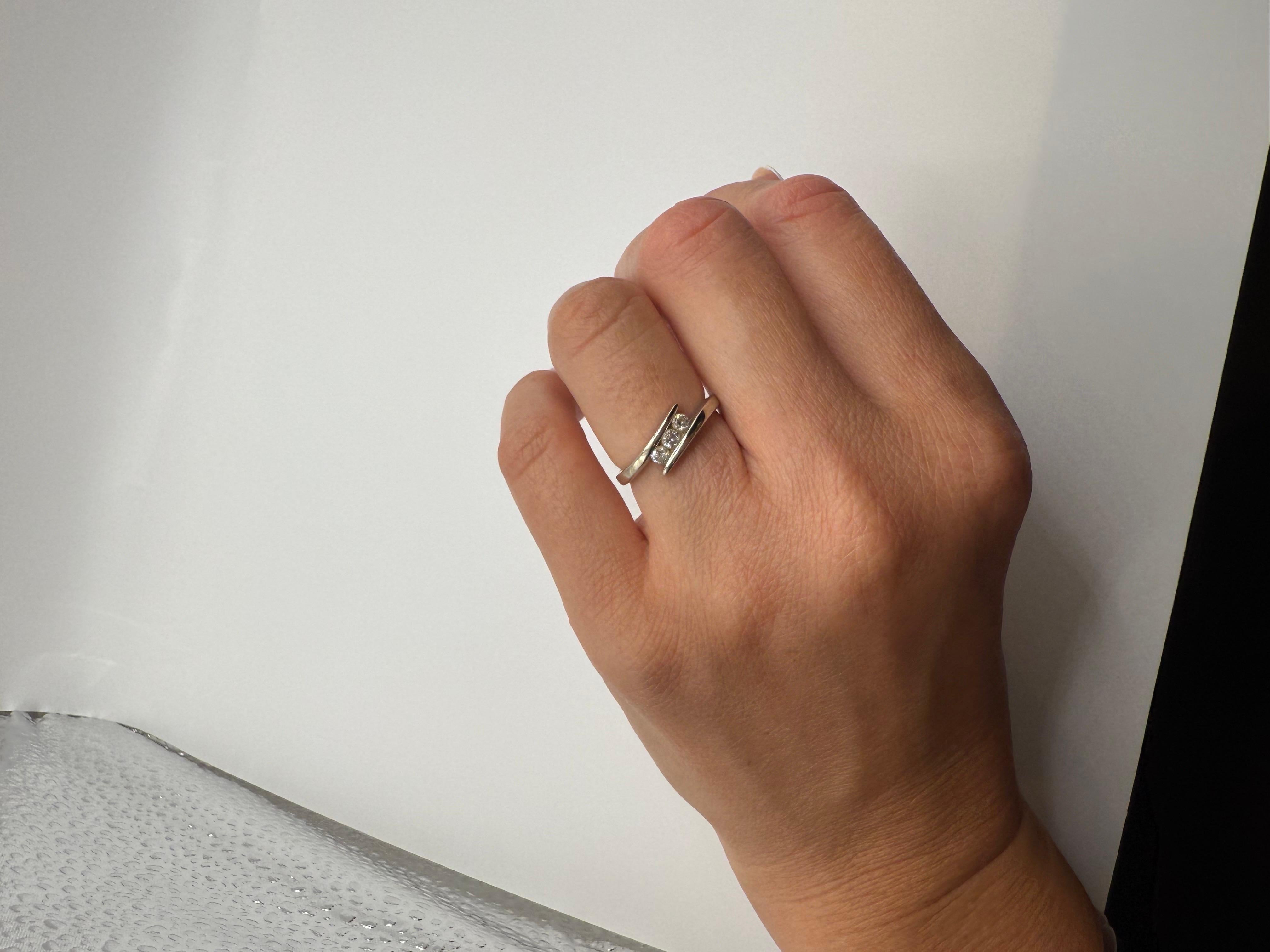 Schöne elegante Diamant-Ring in 14KT Weißgold, drei Stein-Ring mit natürlichen Diamanten SI Klarheit G Farbe. Ring wird mit Bewertung, schöne Verpackung und schnellen Versand kommen.

**Alle Artikel verlassen unser Haus mit einem Zertifikat auf den