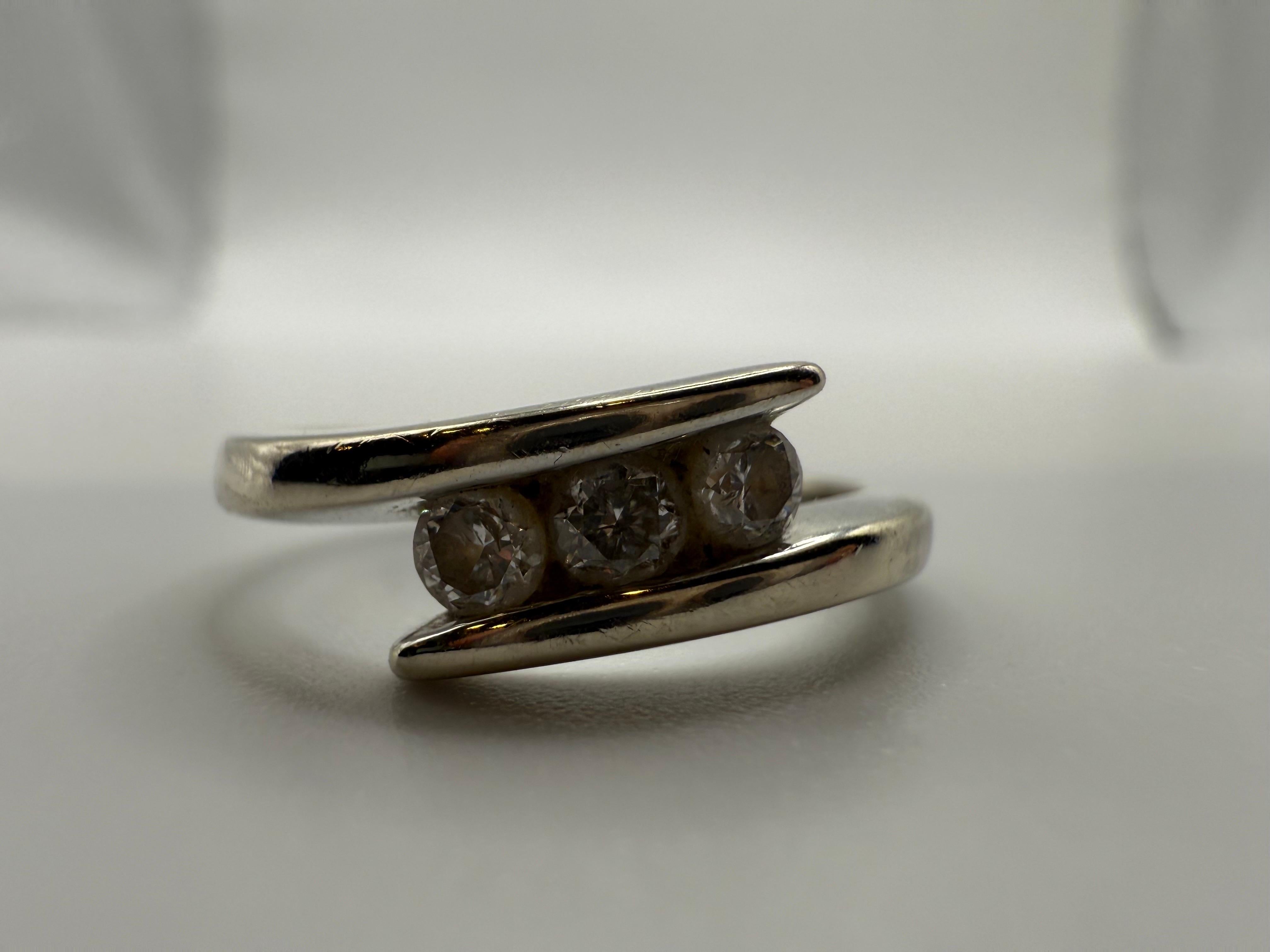 Eleganter Diamantring 14KT Weißgold Größe 5,75 perfektes Abschlussgeschenk mit Diamanten (Brillantschliff) im Angebot