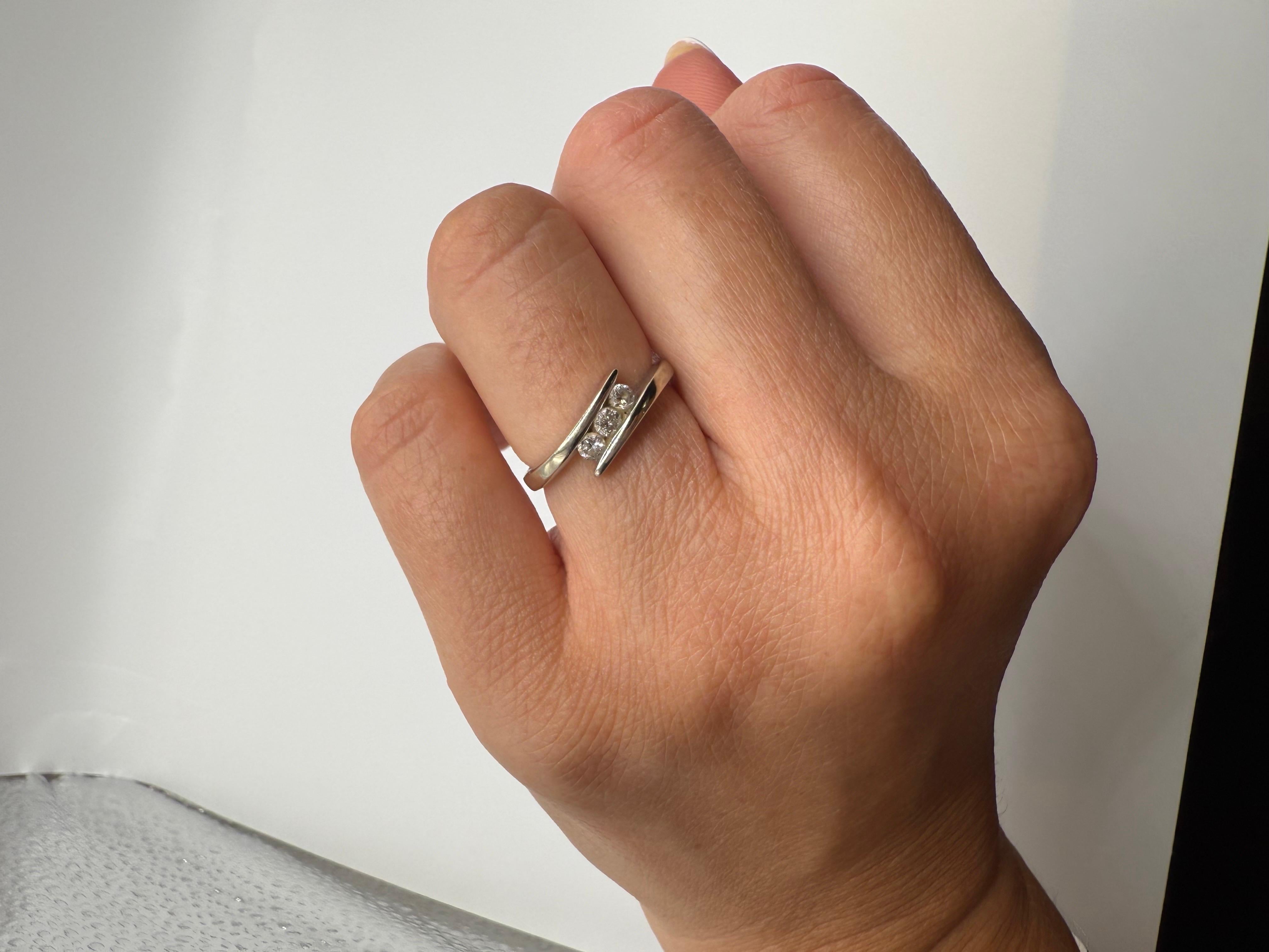 Eleganter Diamantring 14KT Weißgold Größe 5,75 perfektes Abschlussgeschenk mit Diamanten im Zustand „Neu“ im Angebot in Boca Raton, FL
