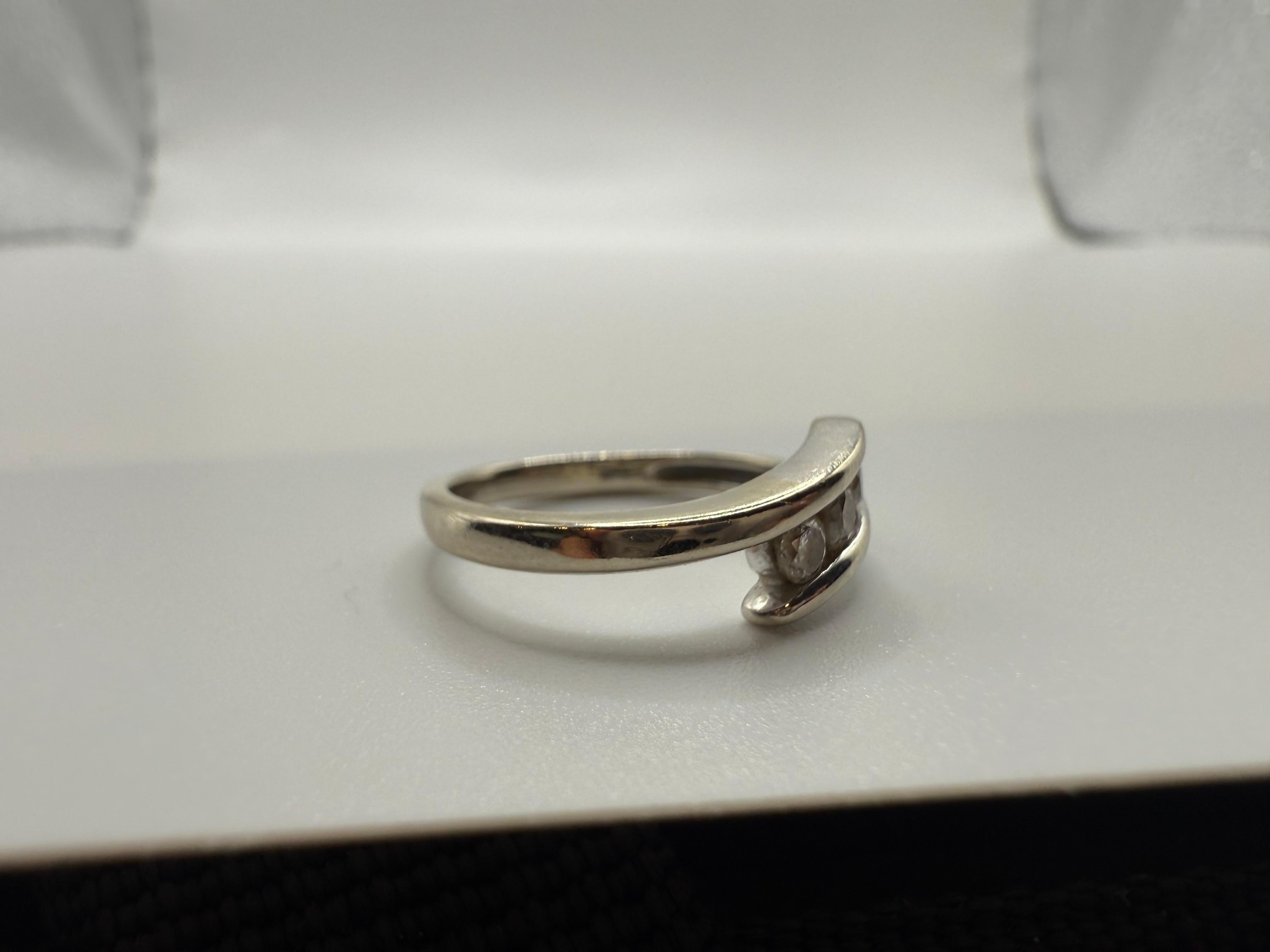 Eleganter Diamantring 14KT Weißgold Größe 5,75 perfektes Abschlussgeschenk mit Diamanten für Damen oder Herren im Angebot