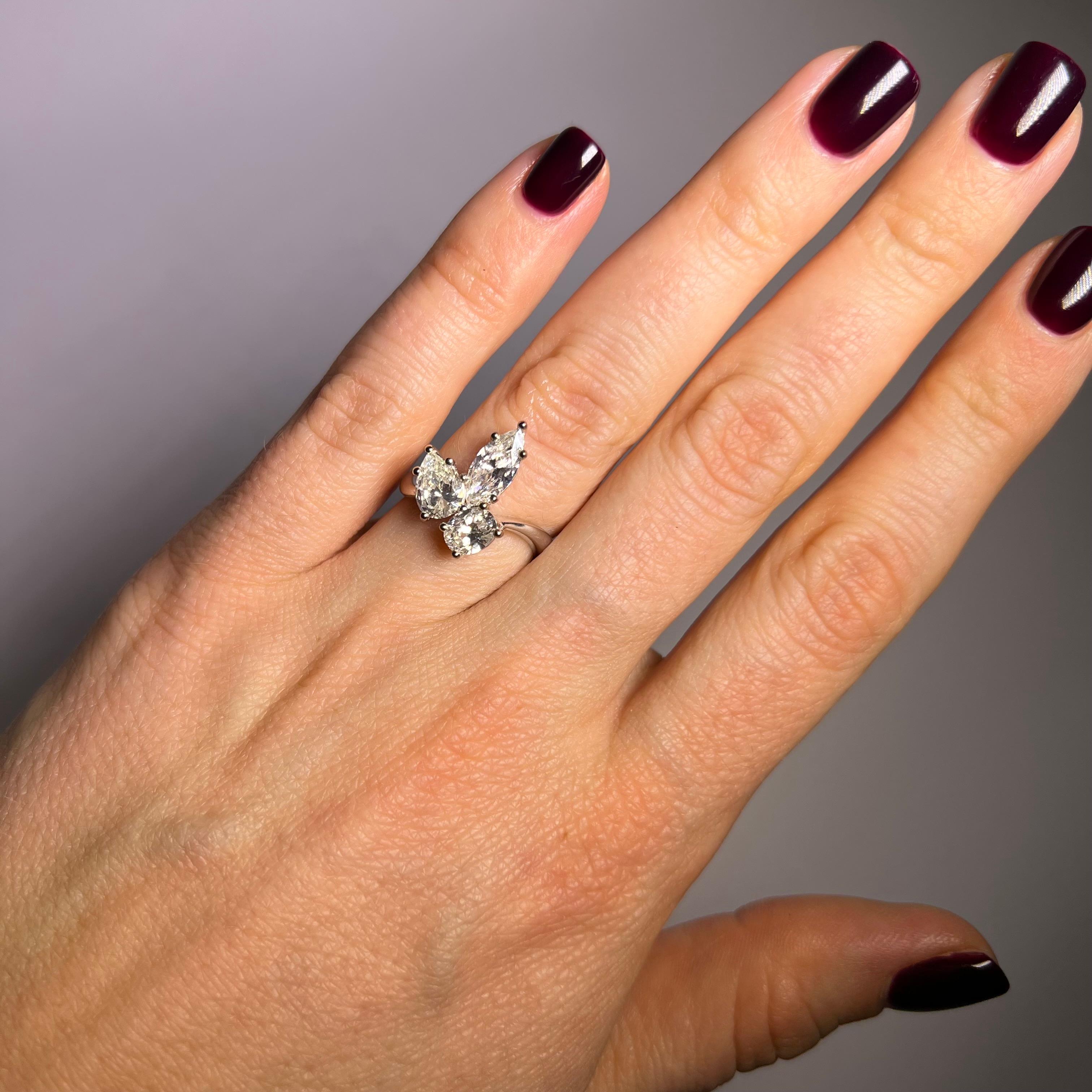 Elegant Diamond Ring in 18 Karat White Gold For Sale 4