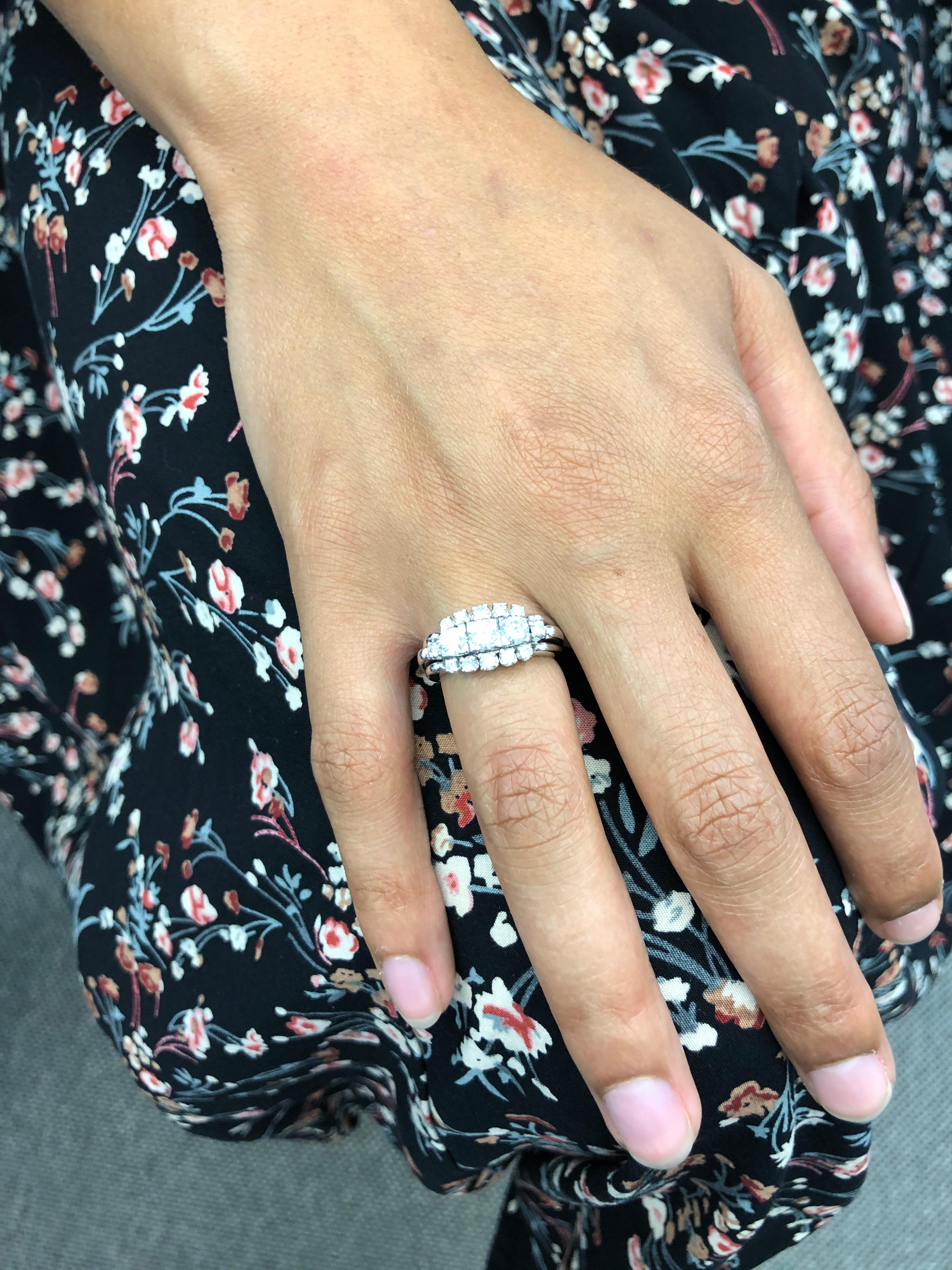 Elegant Diamond Ring in 18 Karat White Gold For Sale 5