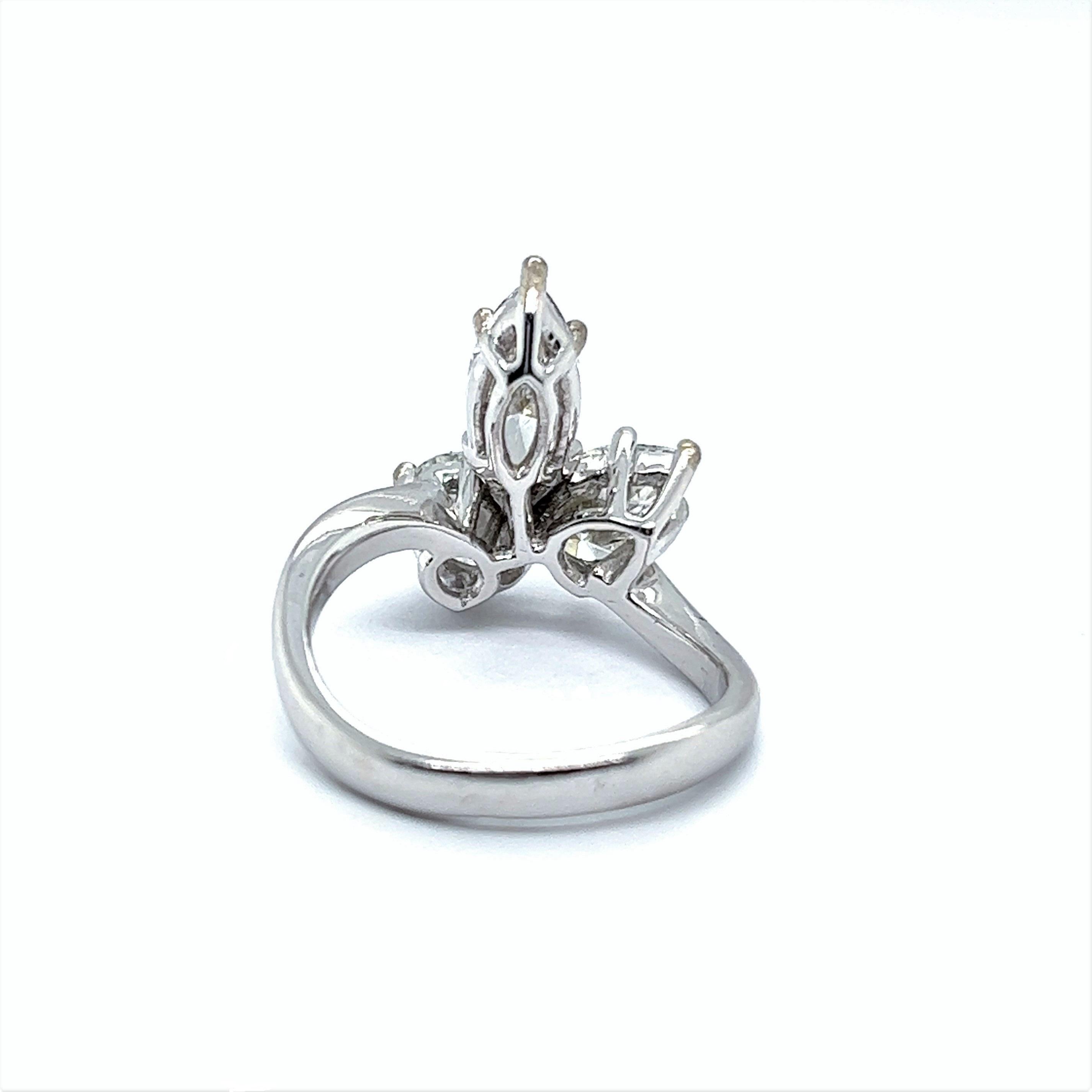 Modern Elegant Diamond Ring in 18 Karat White Gold For Sale